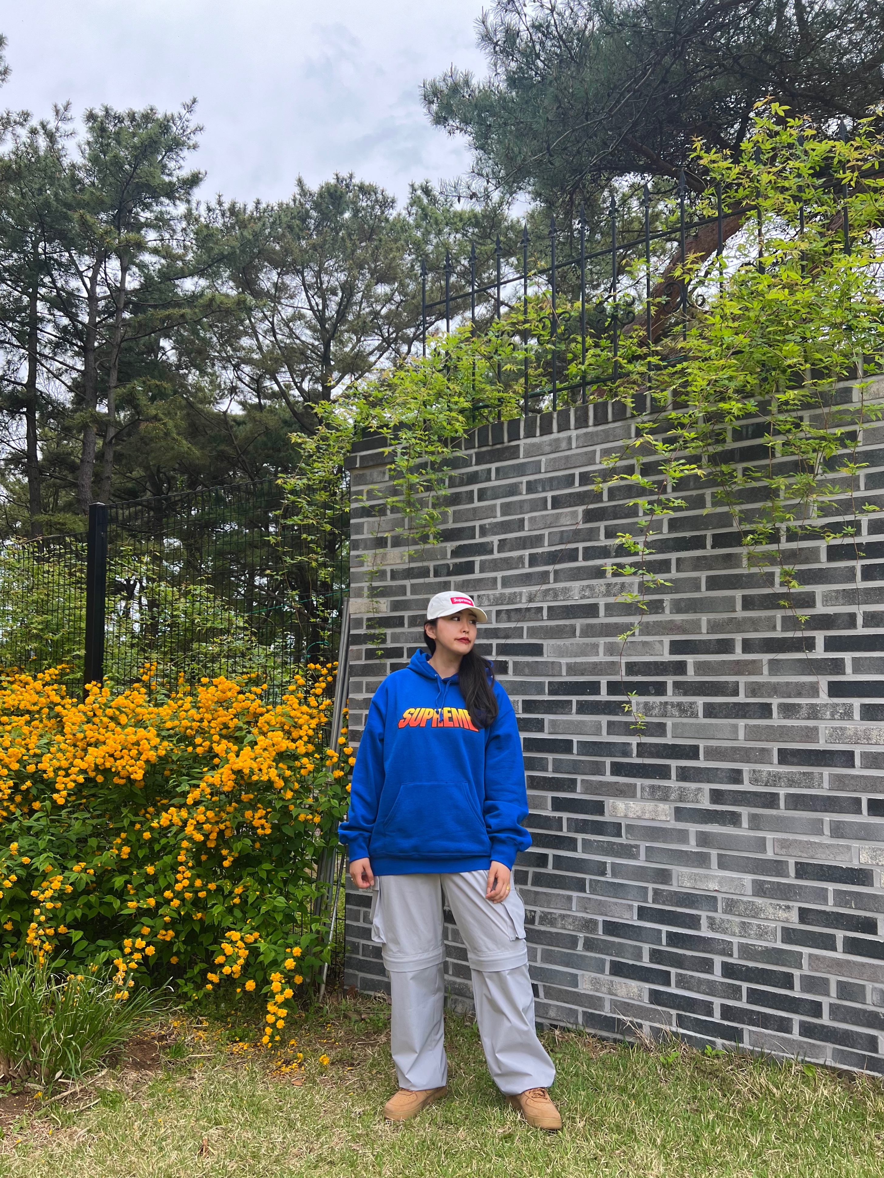 Supreme Gradient Hooded Sweatshirt Royal - 24SS, Supreme Ventile Camp Cap White - 23SS 착용 스타일