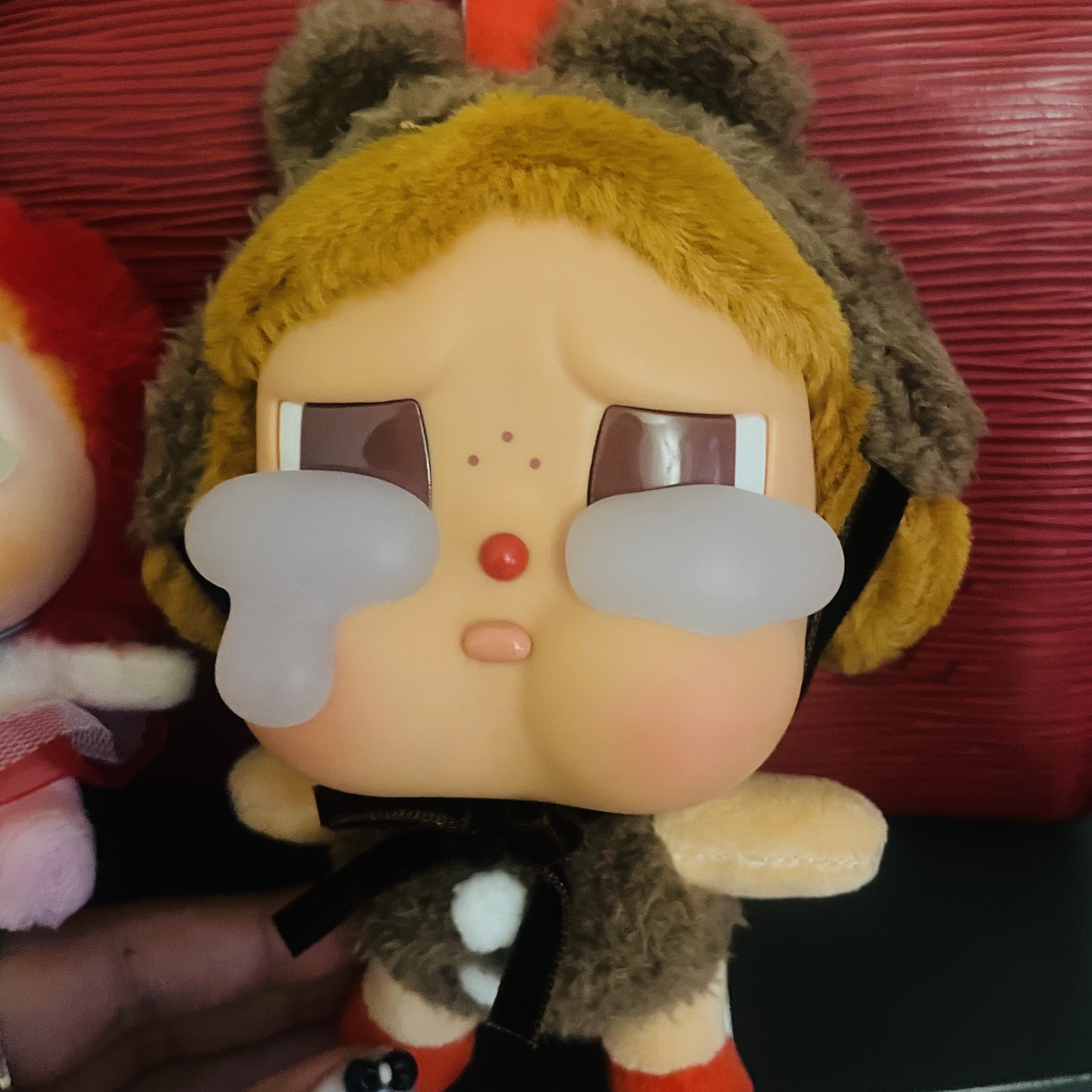 Pop Mart Crybaby Crying Again Series Plush Keyring Love Makes Us Cry (Opened Case) 착용 스타일