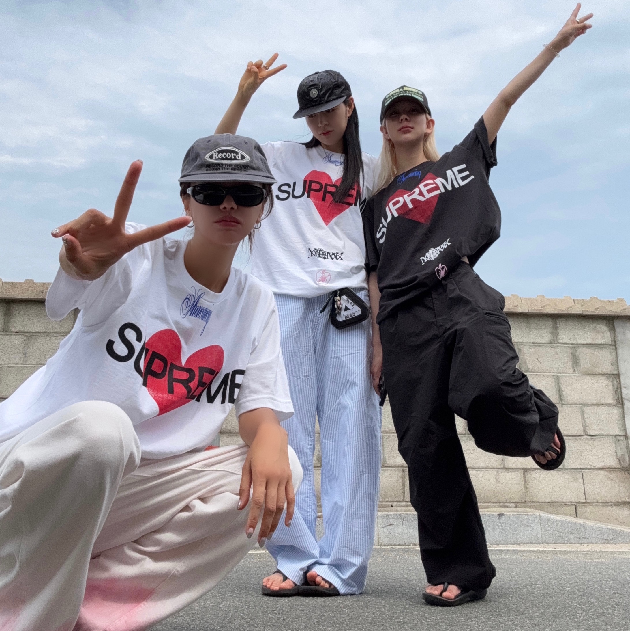 Supreme Announcing T-Shirt White - 25SS, Palace x Porter Zip Coin Wallet Black 착용 스타일