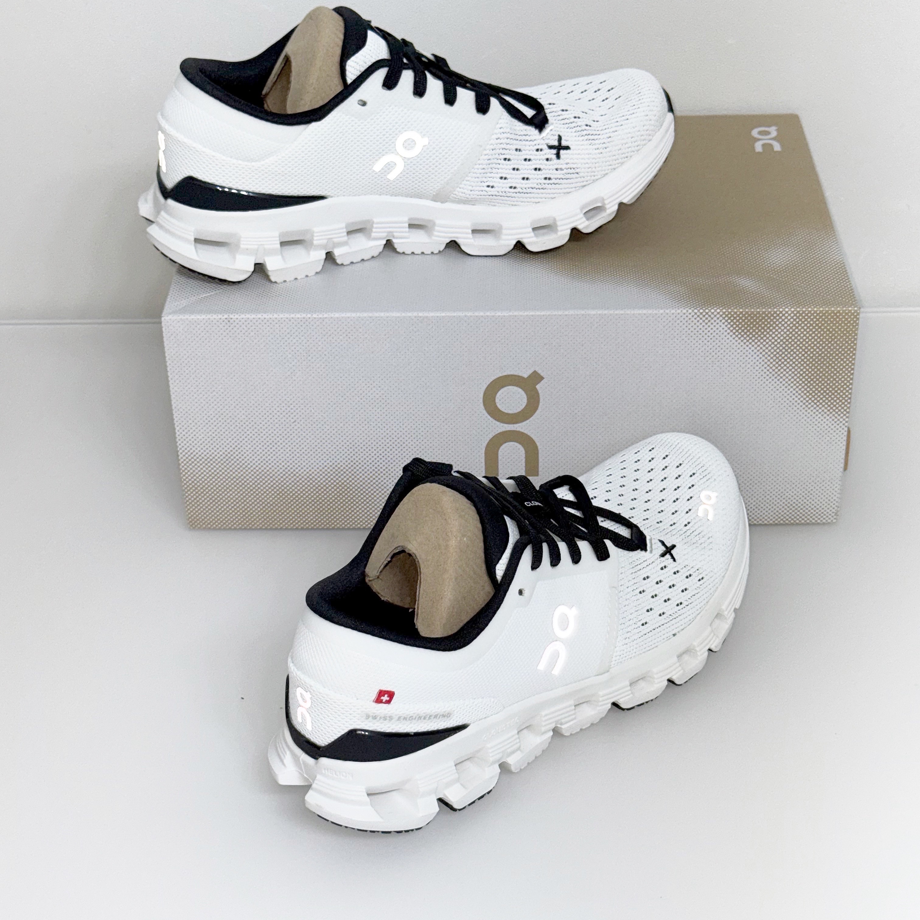 (W) On Running Cloud X 4 Ivory Black 착용 스타일 - 1