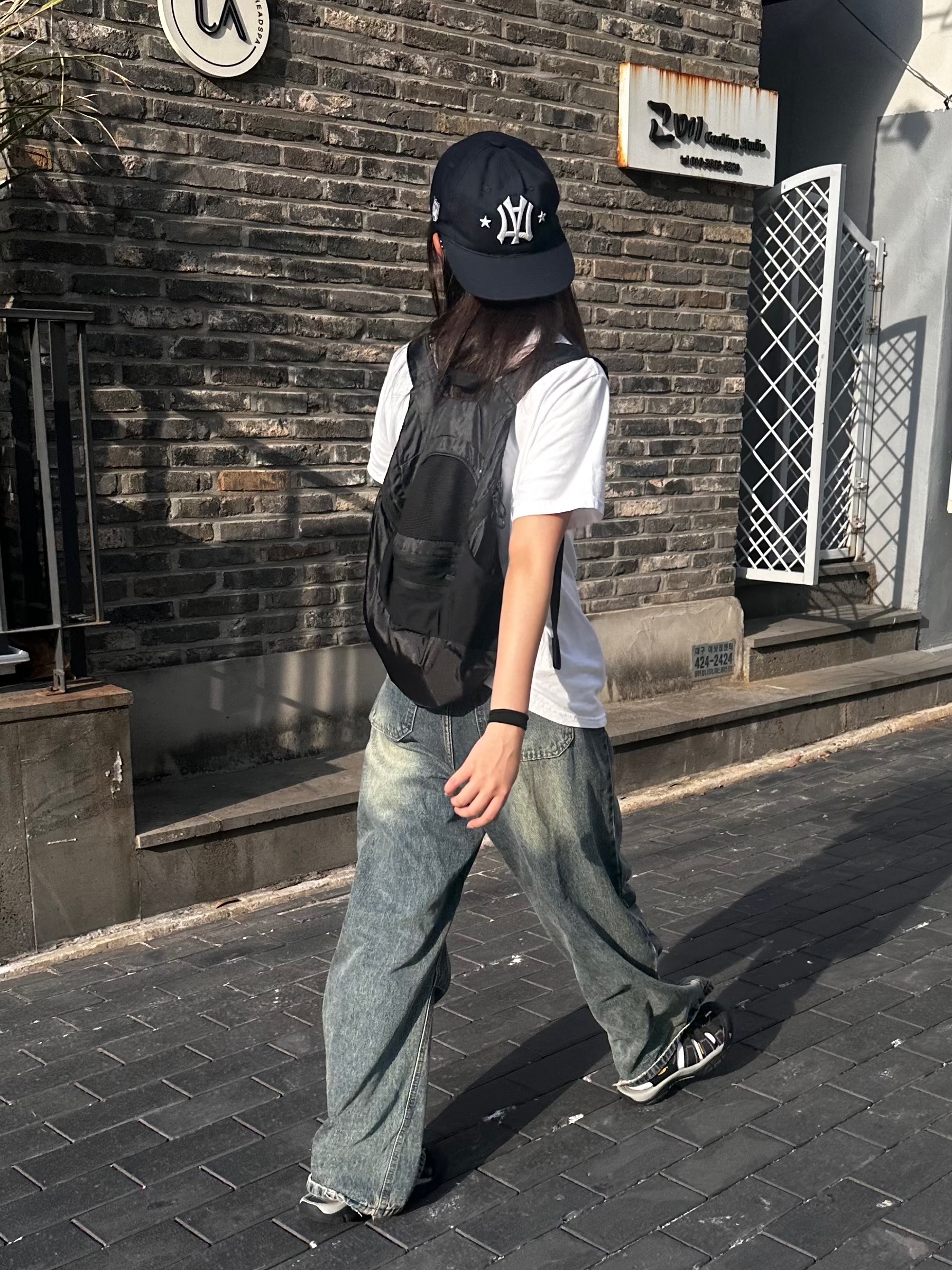 AEAE Ae Symbol Cap Navy, Mischief Lightweight Zip Around Backpack Black 착용 스타일
