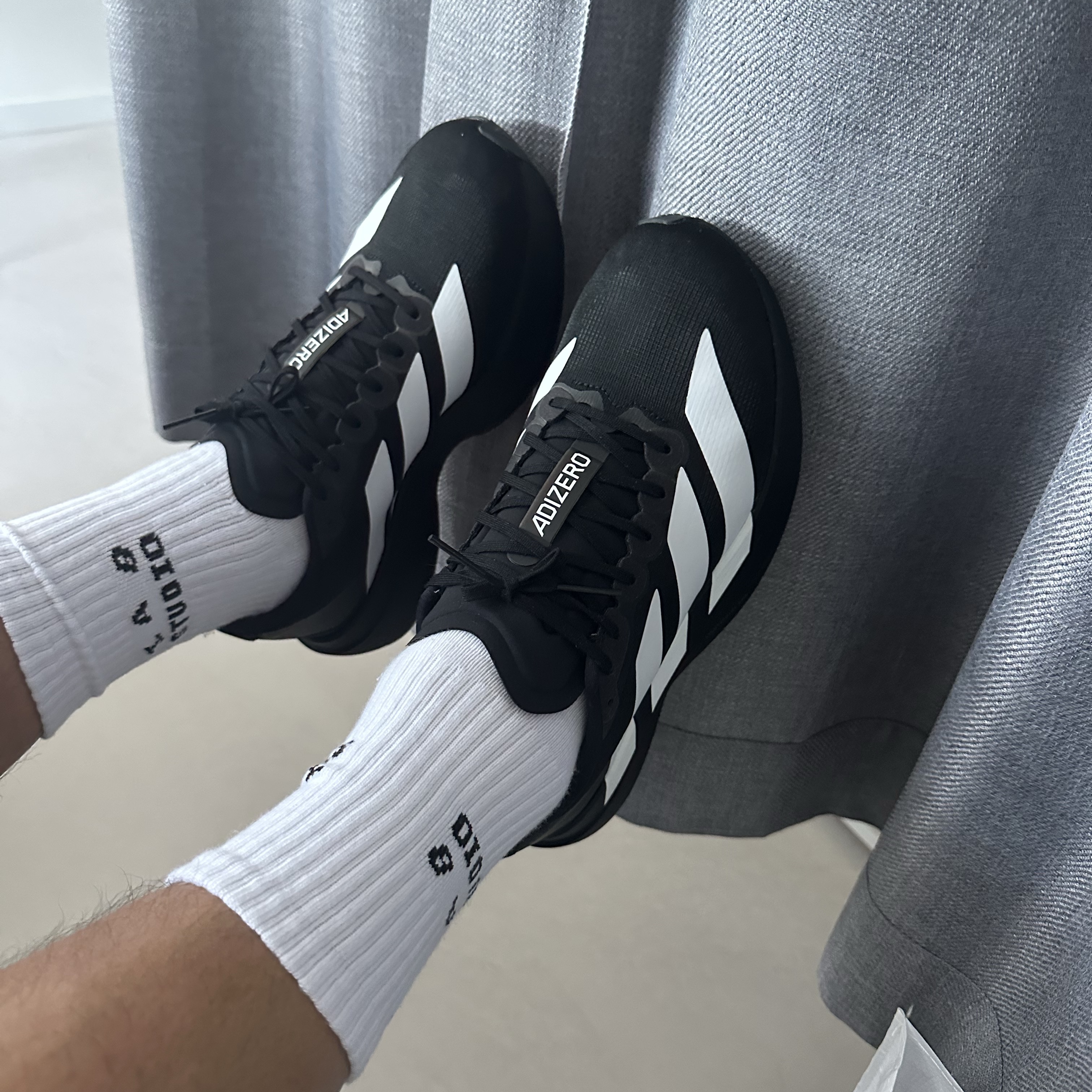 Adidas Adizero EVO SL Core Black Cloud White 착용 스타일 - 1