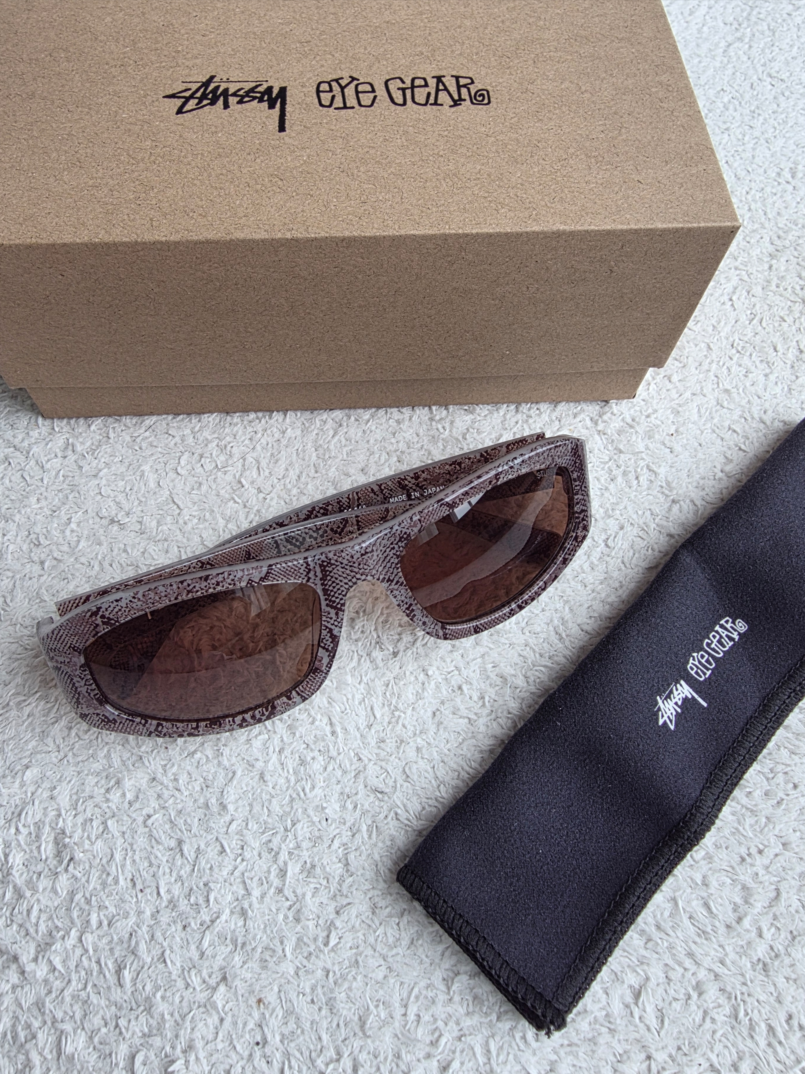 Stussy Landon Sunglasses Snake Skin Brown Lens 착용 스타일 - 1