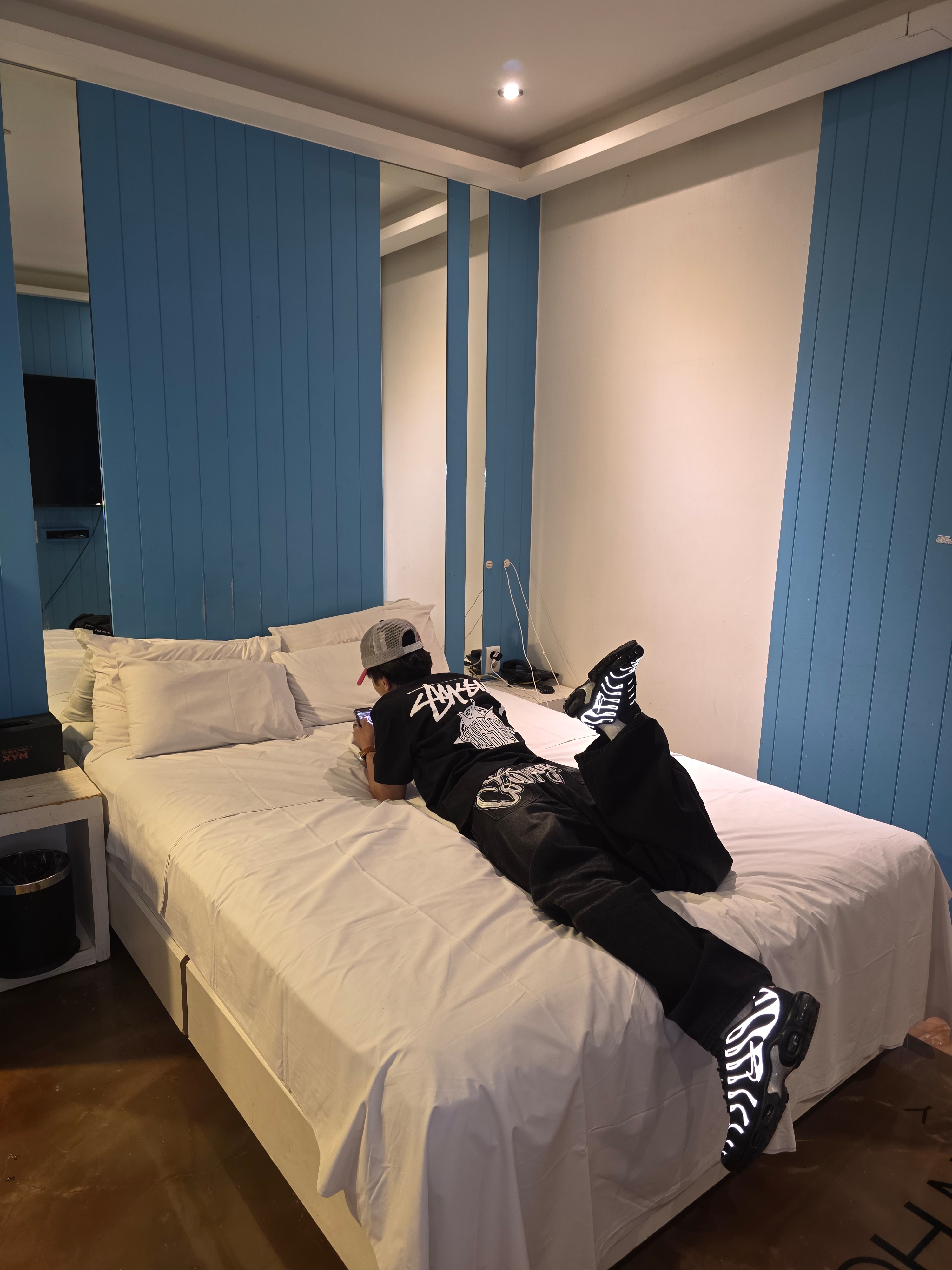 Nike Air Max Plus Premium Black Metallic Silver, Stussy x Gang Starr Take It Personal T-Shirt Black 착용 스타일 - 1