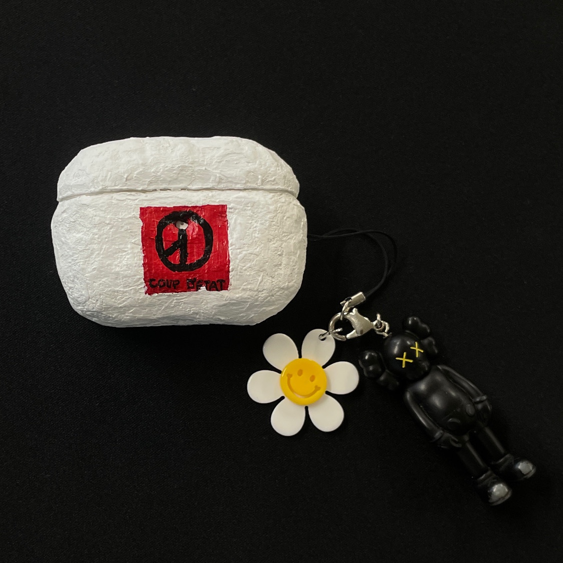 Kaws Tokyo First Companion Keychain Black, Apple AirPods Pro 2nd Gen (Korean Ver.) 착용 스타일