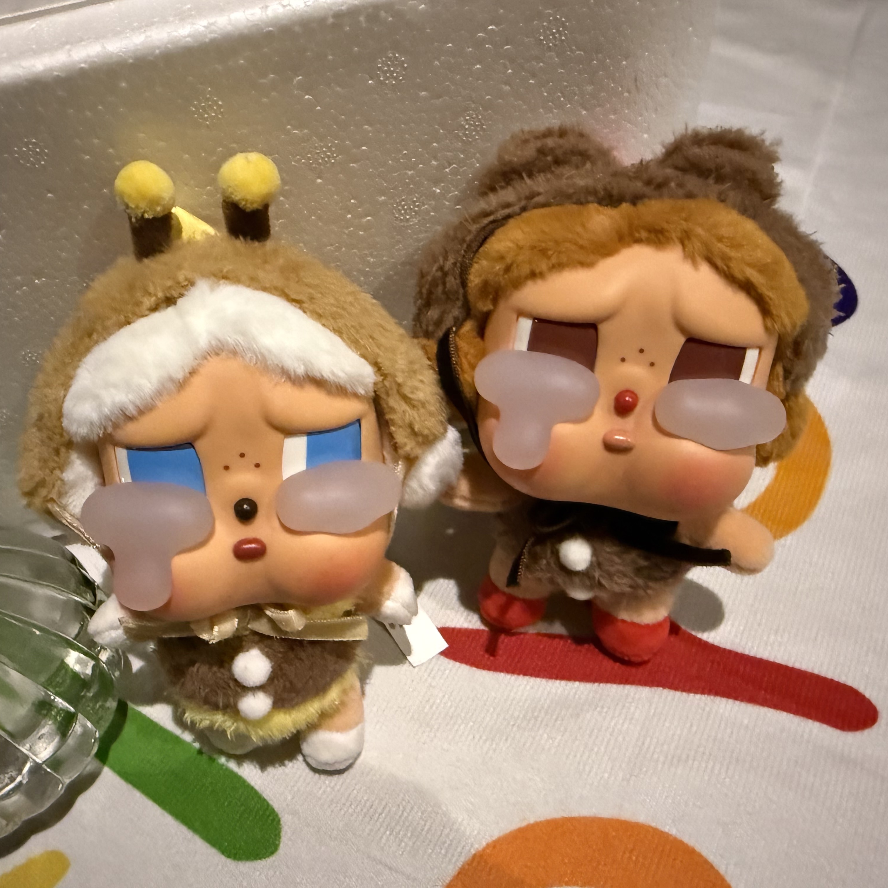 Pop Mart Crybaby Crying Again Series Plush Keyring Love Makes Us Cry (Opened Case) 착용 스타일