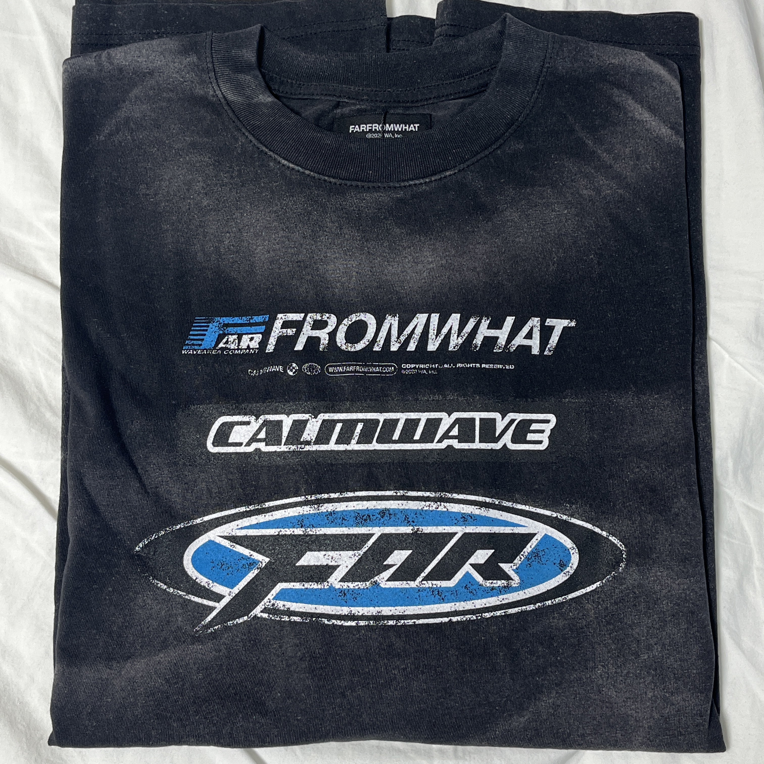 Farfromwhat Far Washed Logo T-Shirts Black 착용 스타일 - 1