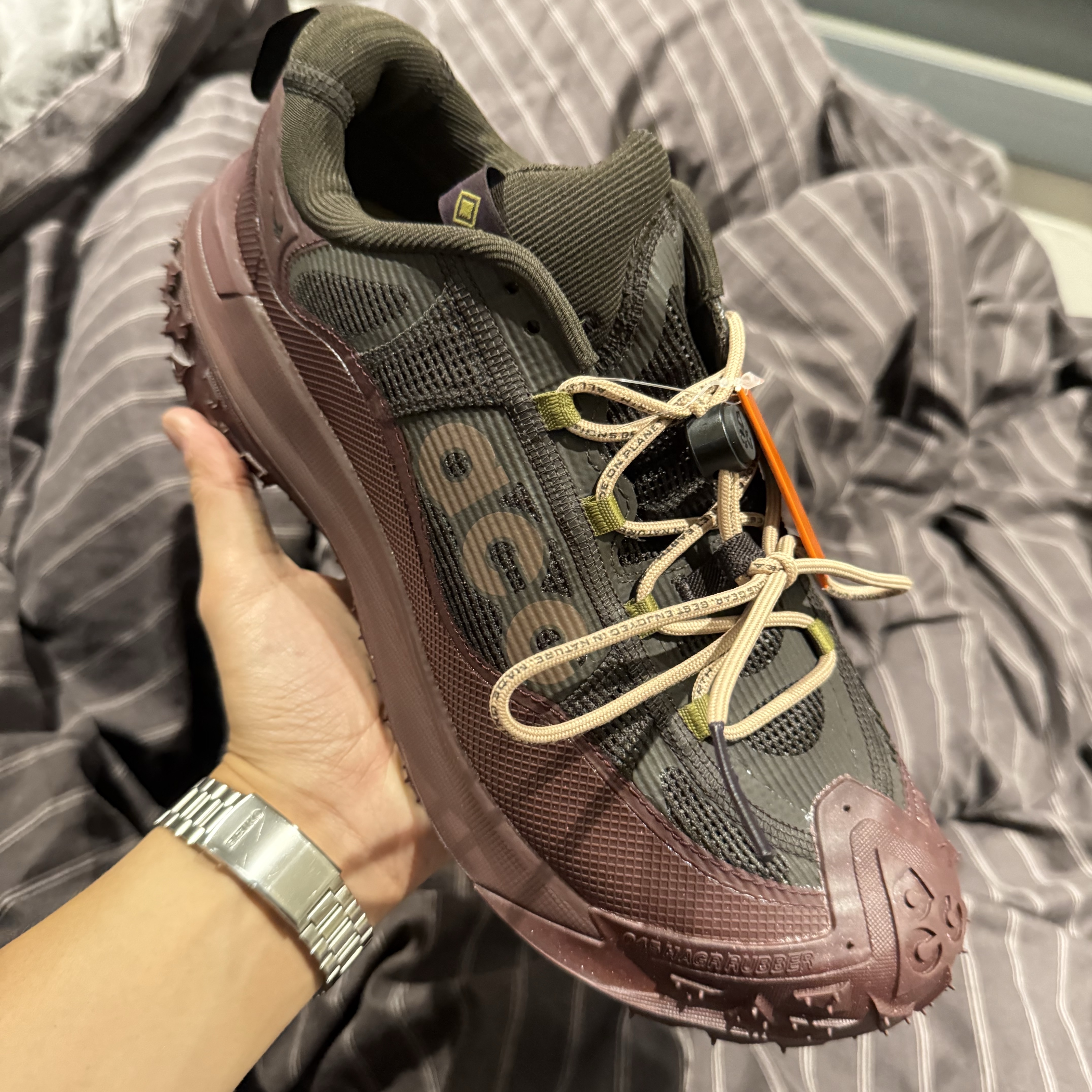 Nike ACG Mountain Fly 2 Low Gore-Tex Burgundy Crush and Velvet Brown 착용 스타일 - 2