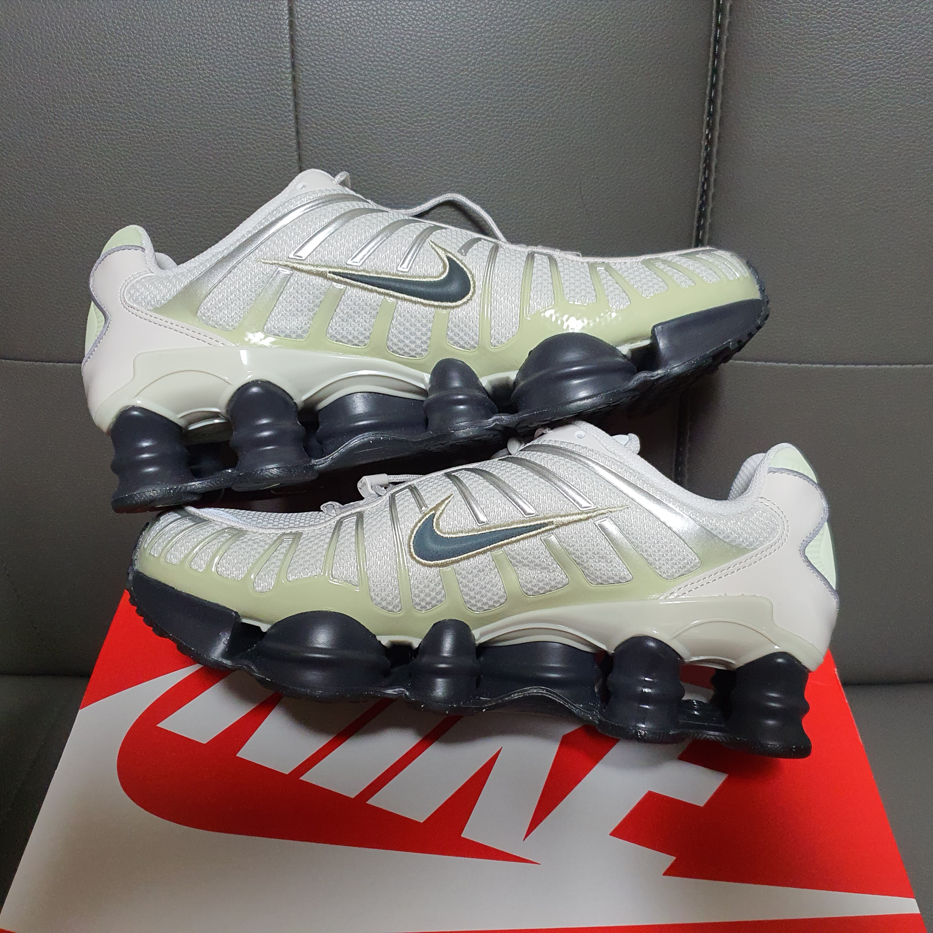 (W) Nike Shox TL Light Bone Olive Aura 착용 스타일