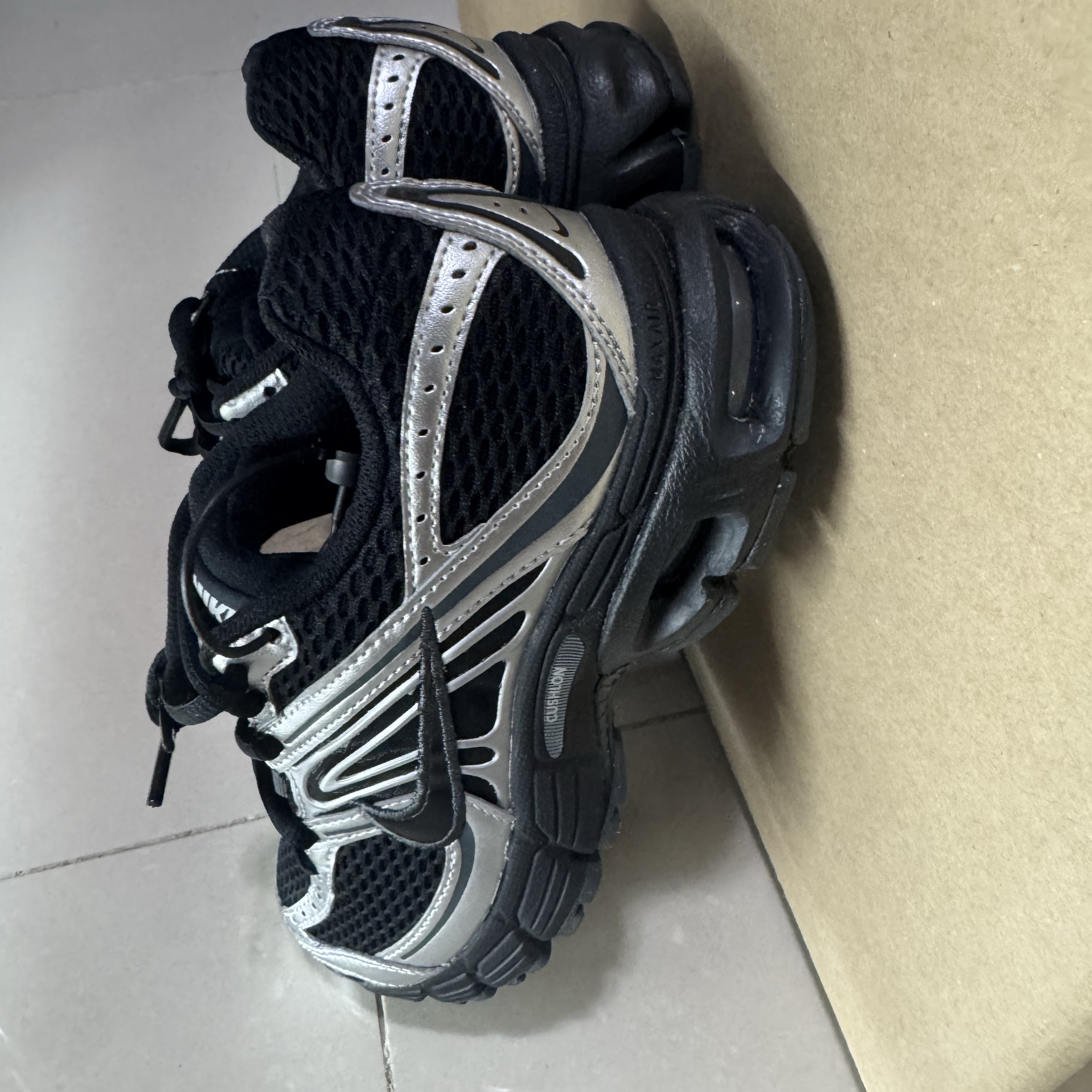 (W) Nike Air Max Moto 2K Black Metallic Silver 착용 스타일 - 2