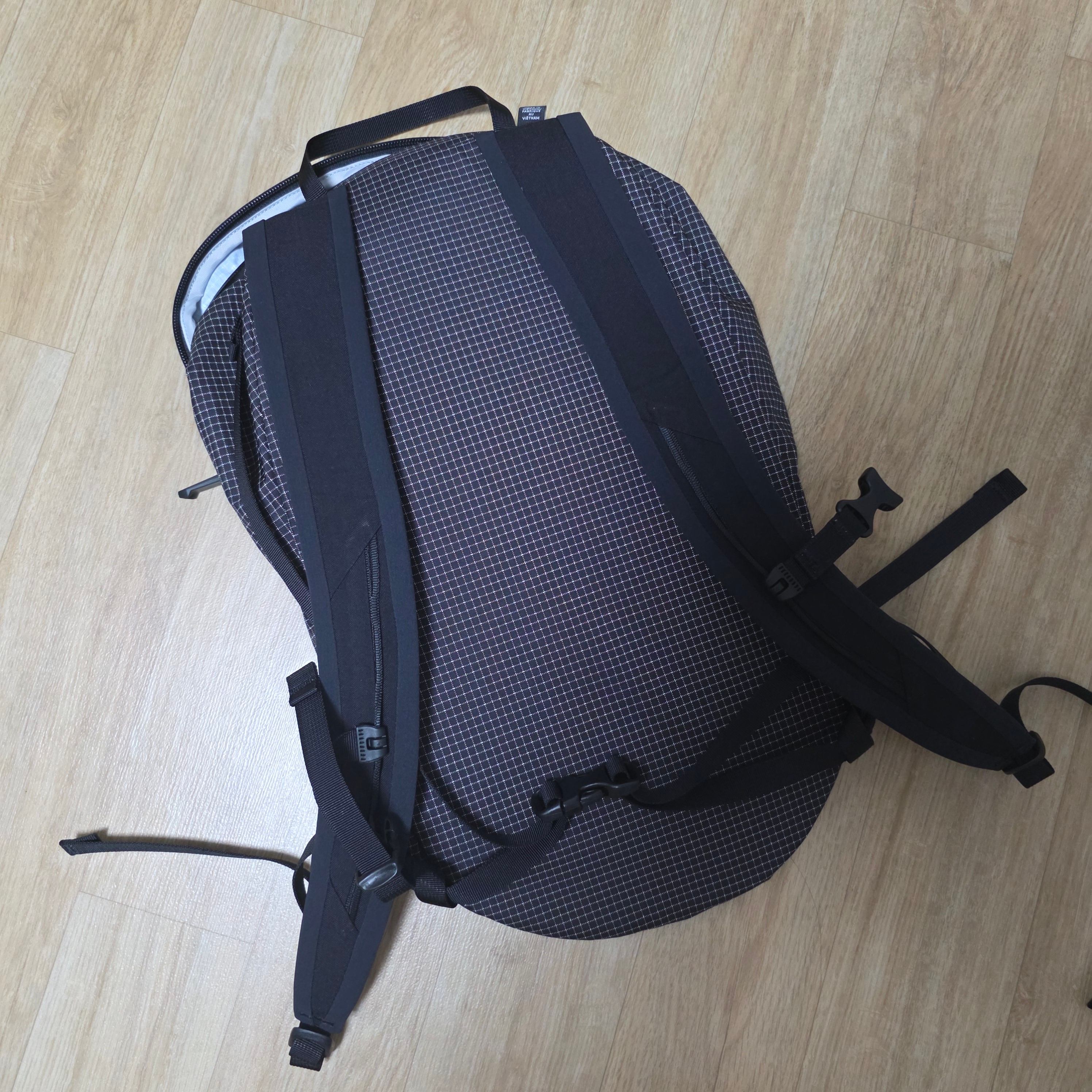Arc'teryx Konseal 15 Backpack Black 착용 스타일
