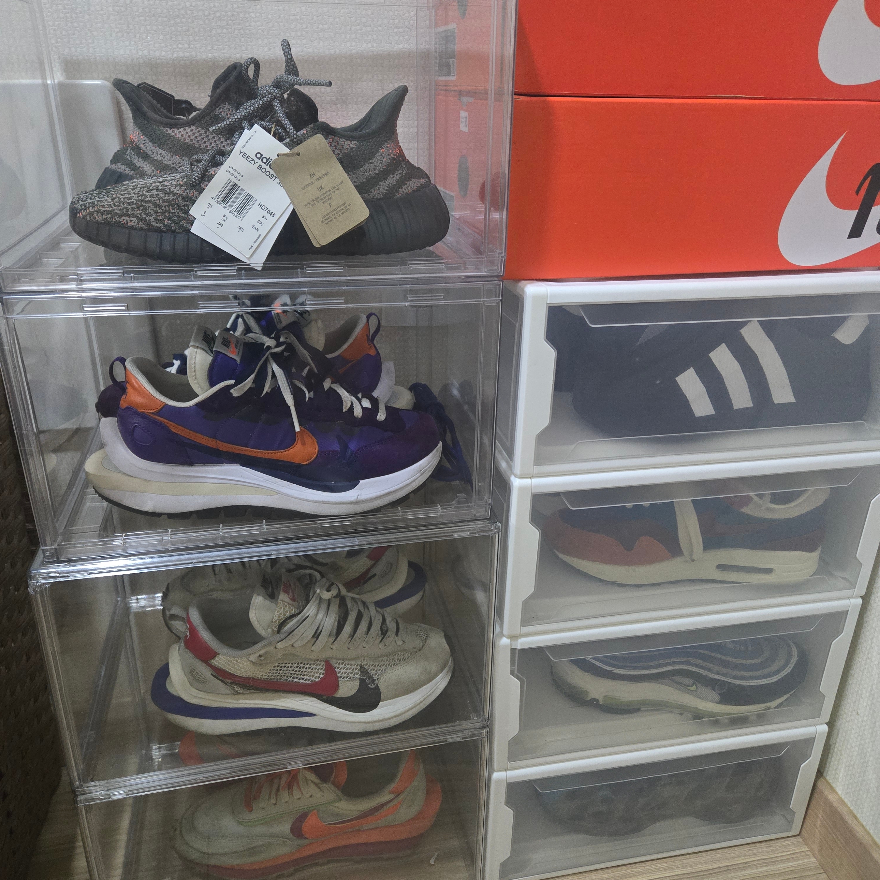 Nike x Sacai VaporWaffle Dark Iris, Adidas Yeezy Boost 350 V2 Carbon Beluga 착용 스타일