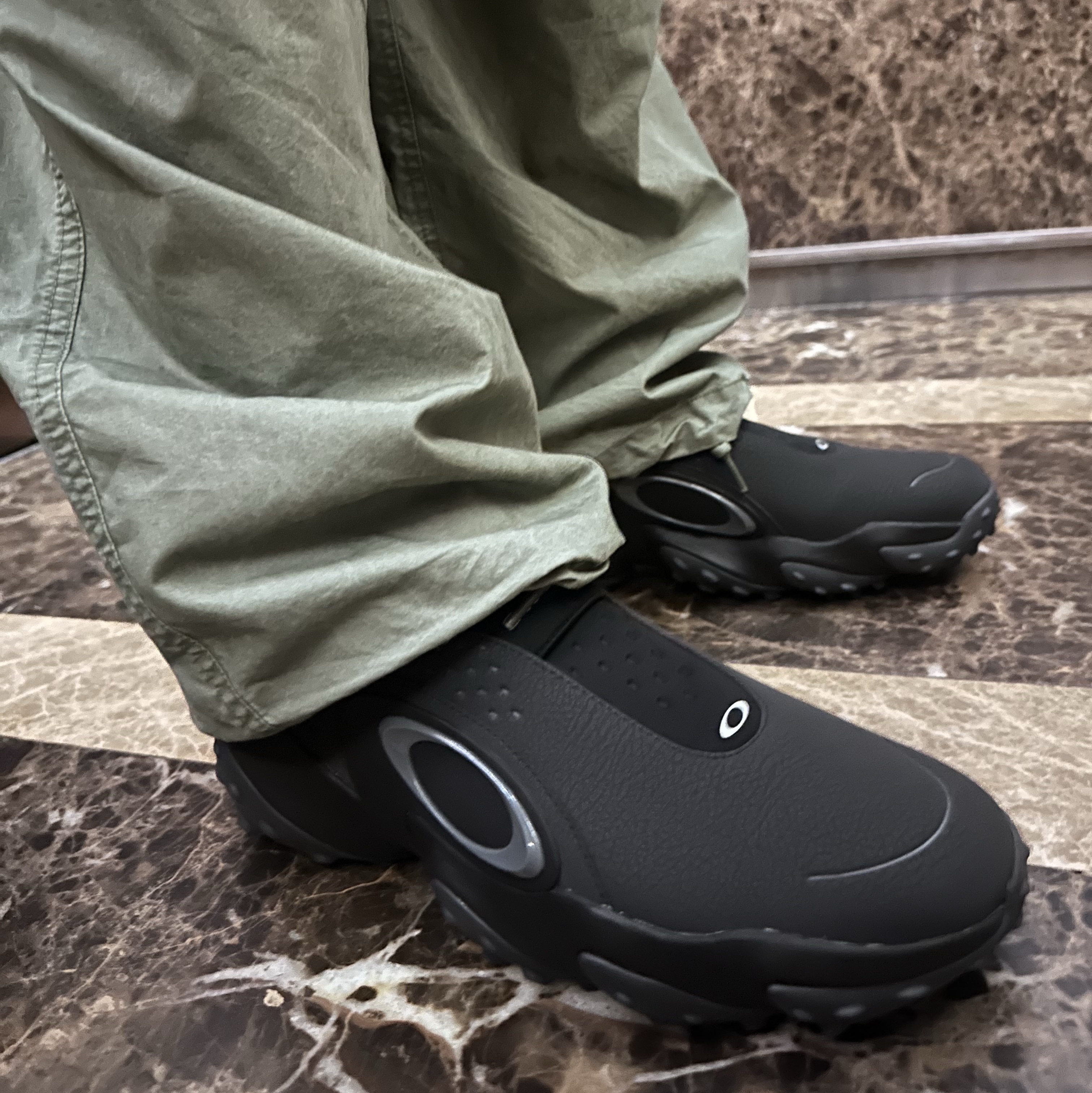 Oakley Edge Icon Blackout 착용 스타일 - 2