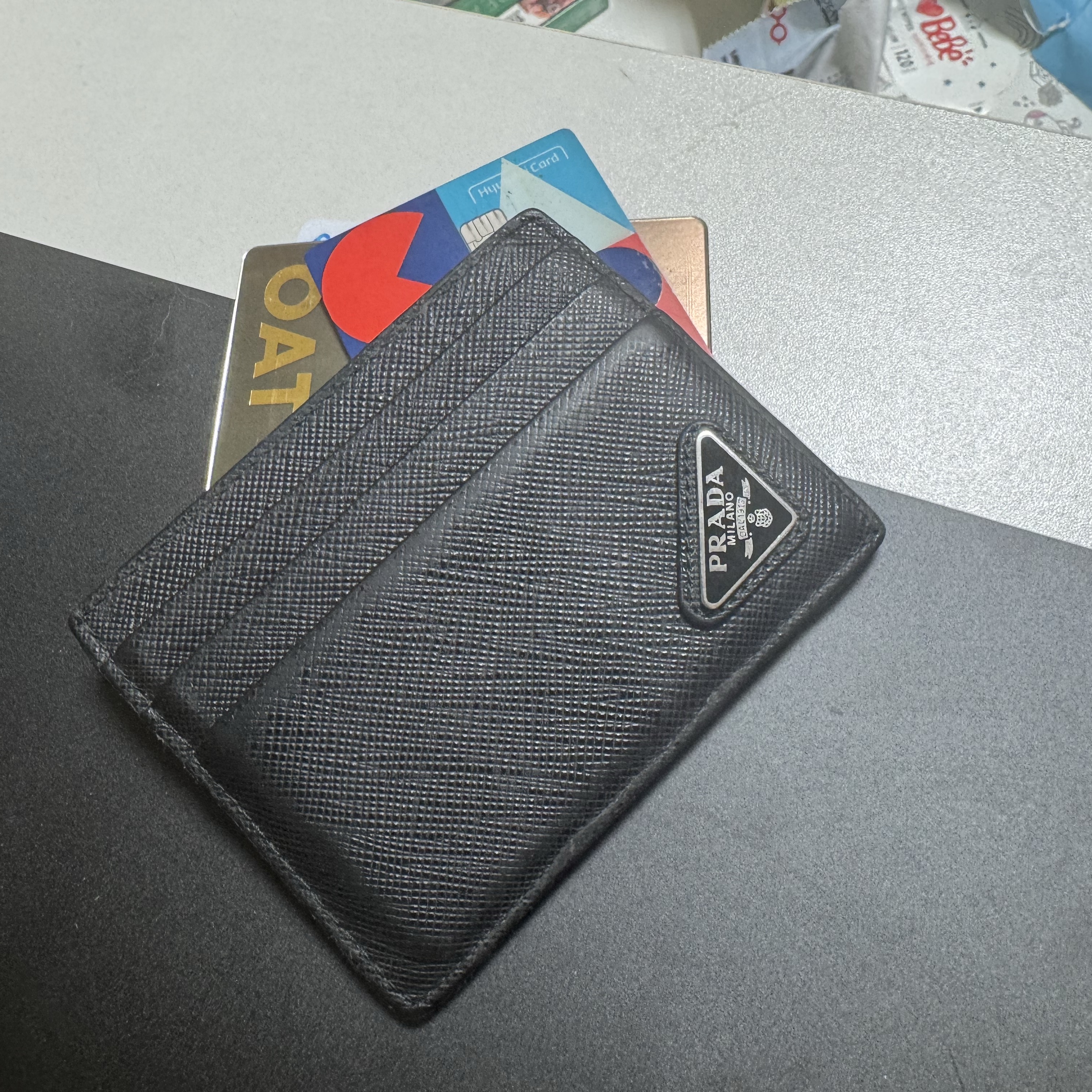 Prada Saffiano Leather Card Holder Black 착용 스타일
