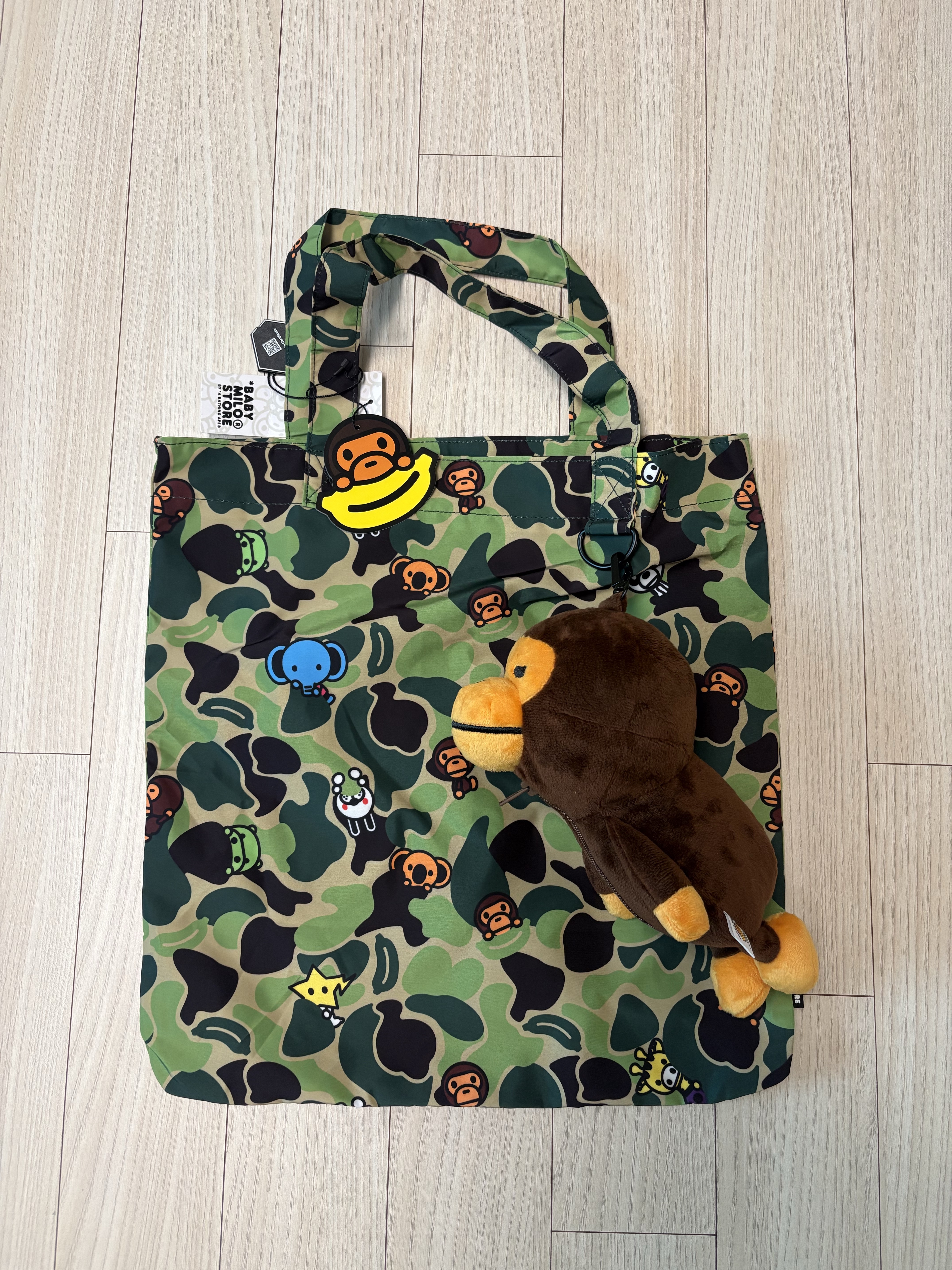 BAPE Baby Milo Plush Doll Recycle Tote Bag Green 착용 스타일 - 1