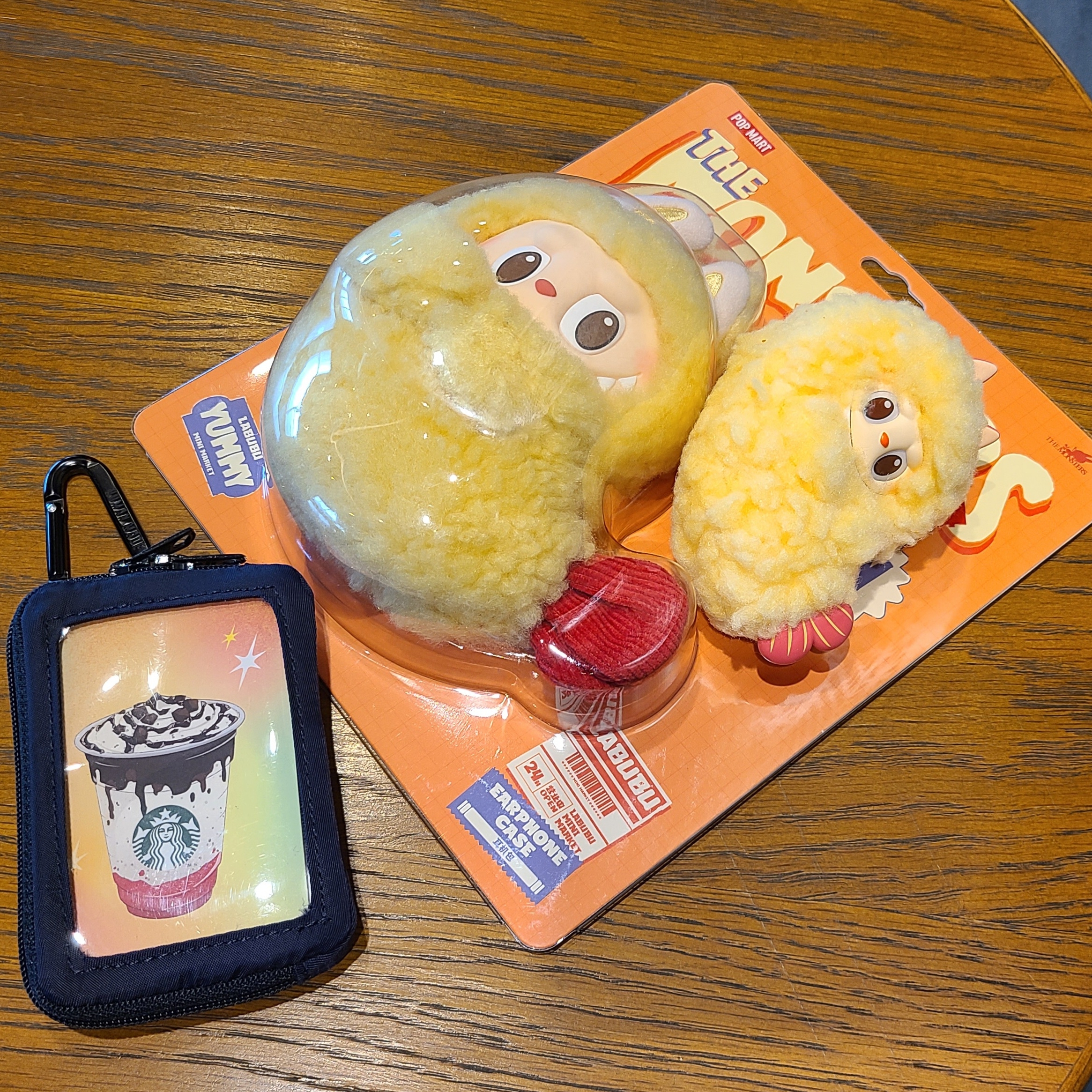 Pop Mart Labubu The Monsters Wacky Mart Series Earphone Case, Pop Mart Labubu The Monsters Wacky Mart Series Figures Fried Shrimp (Opened Case) 착용 스타일