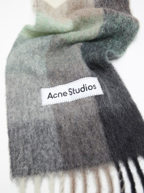 Loewe Stripe Muffler in Mohair Dark Blue Multicolor, Acne Studios Mohair Check Muffler Light Blue White 착용 스타일 - 3
