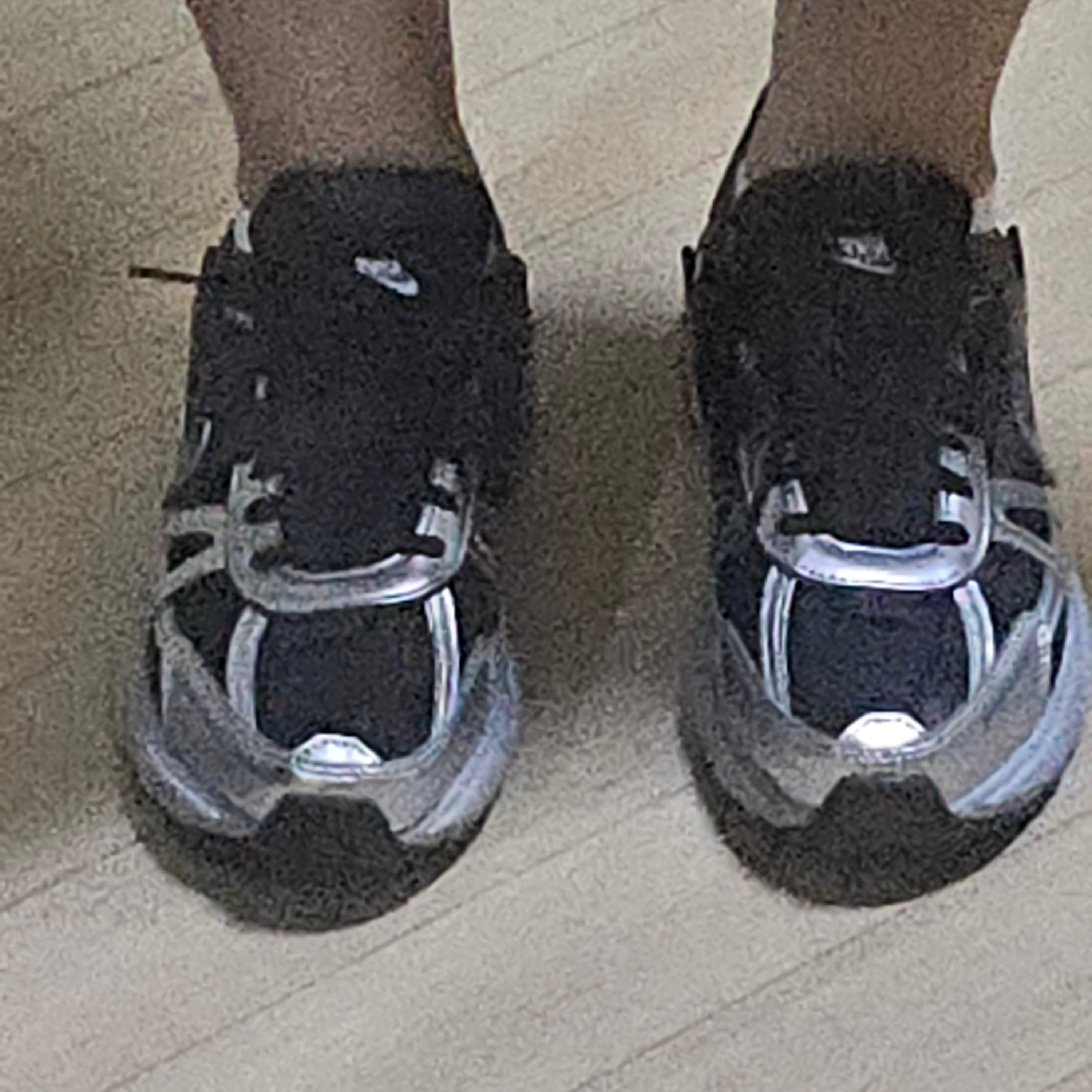 (W) Nike V2K Run Black Dark Smoke Grey 착용 스타일 - 2