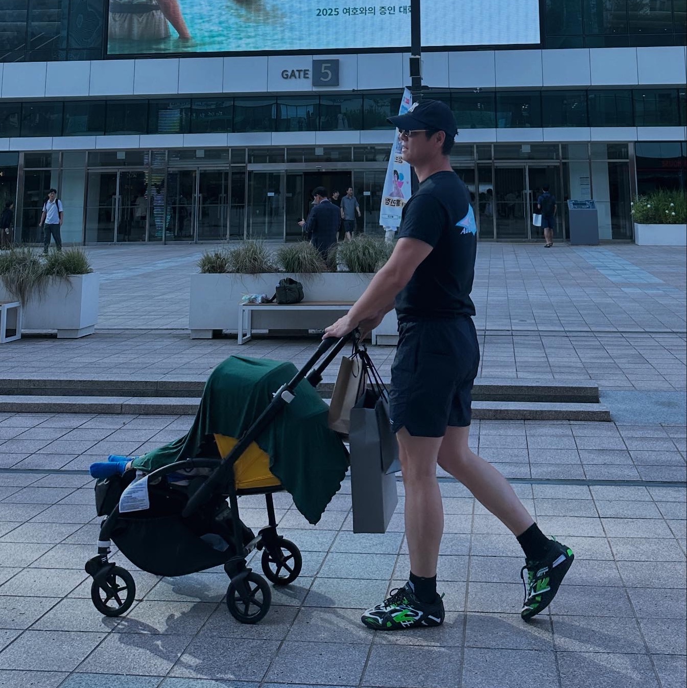 [더블적립]Farfromwhat Far Patch Logo Cap Navy, Balenciaga Drive Sneakers Fluo Green Black 착용 스타일