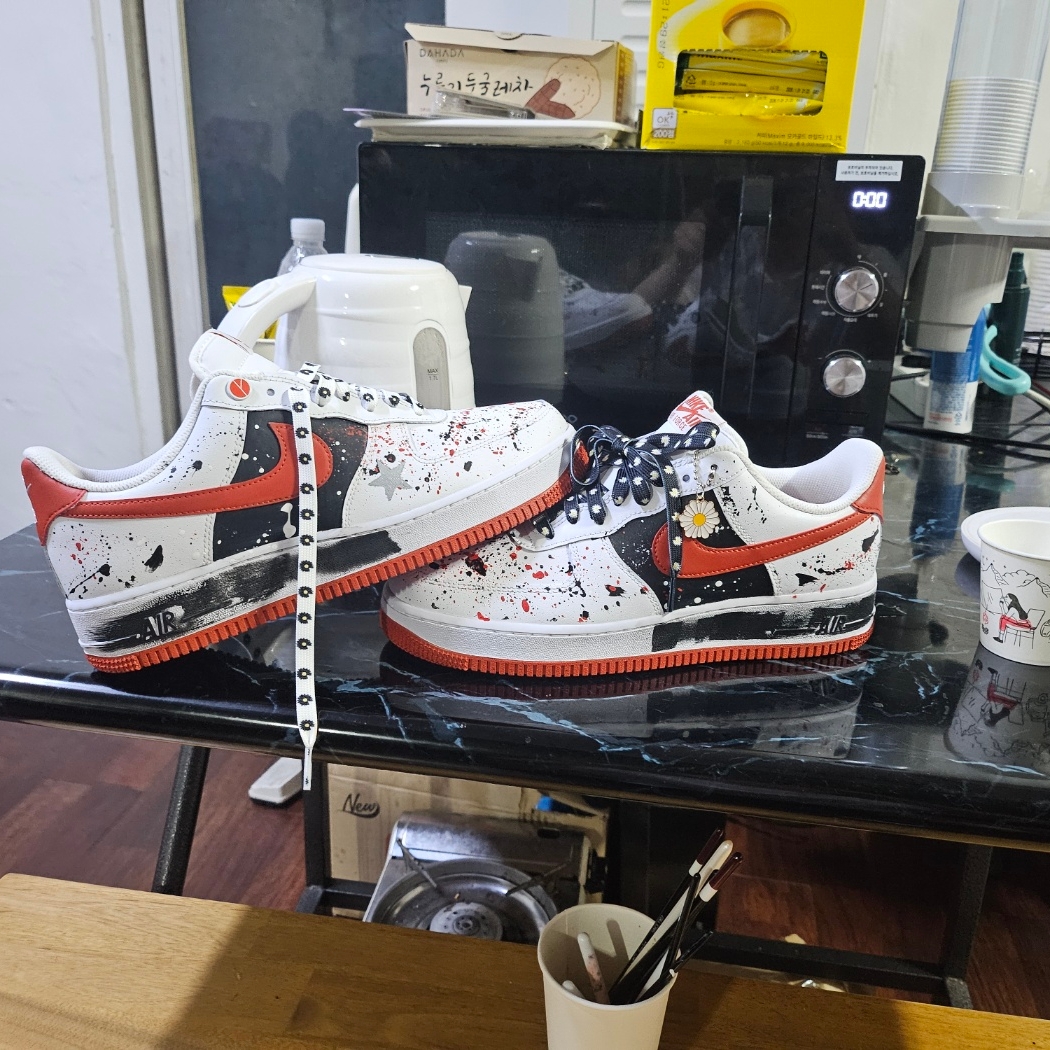 Nike Air Force 1 '07 White Dragon Red 착용 스타일