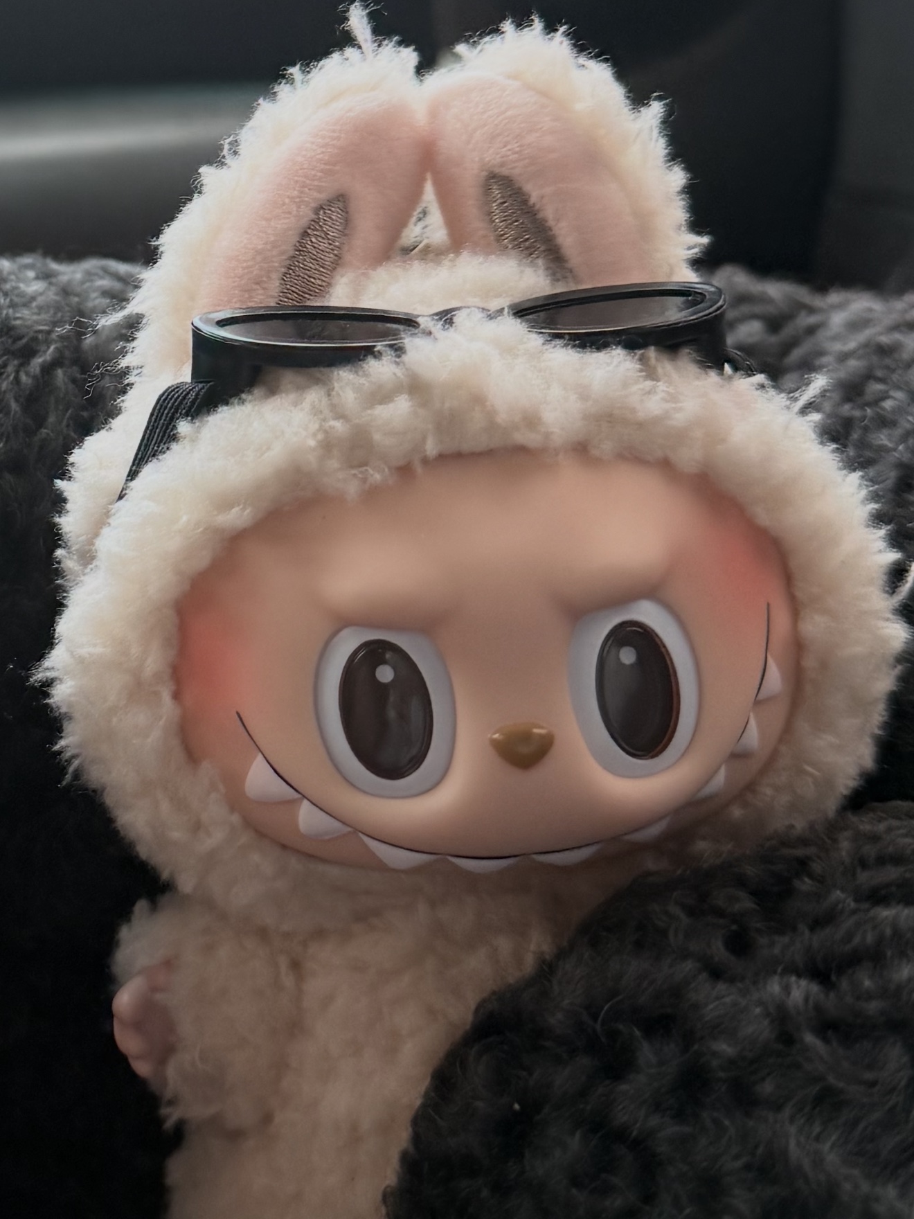 Pop Mart Labubu The Monsters Labubu Tasty Macarons Series Soymilk Keyring 착용 스타일