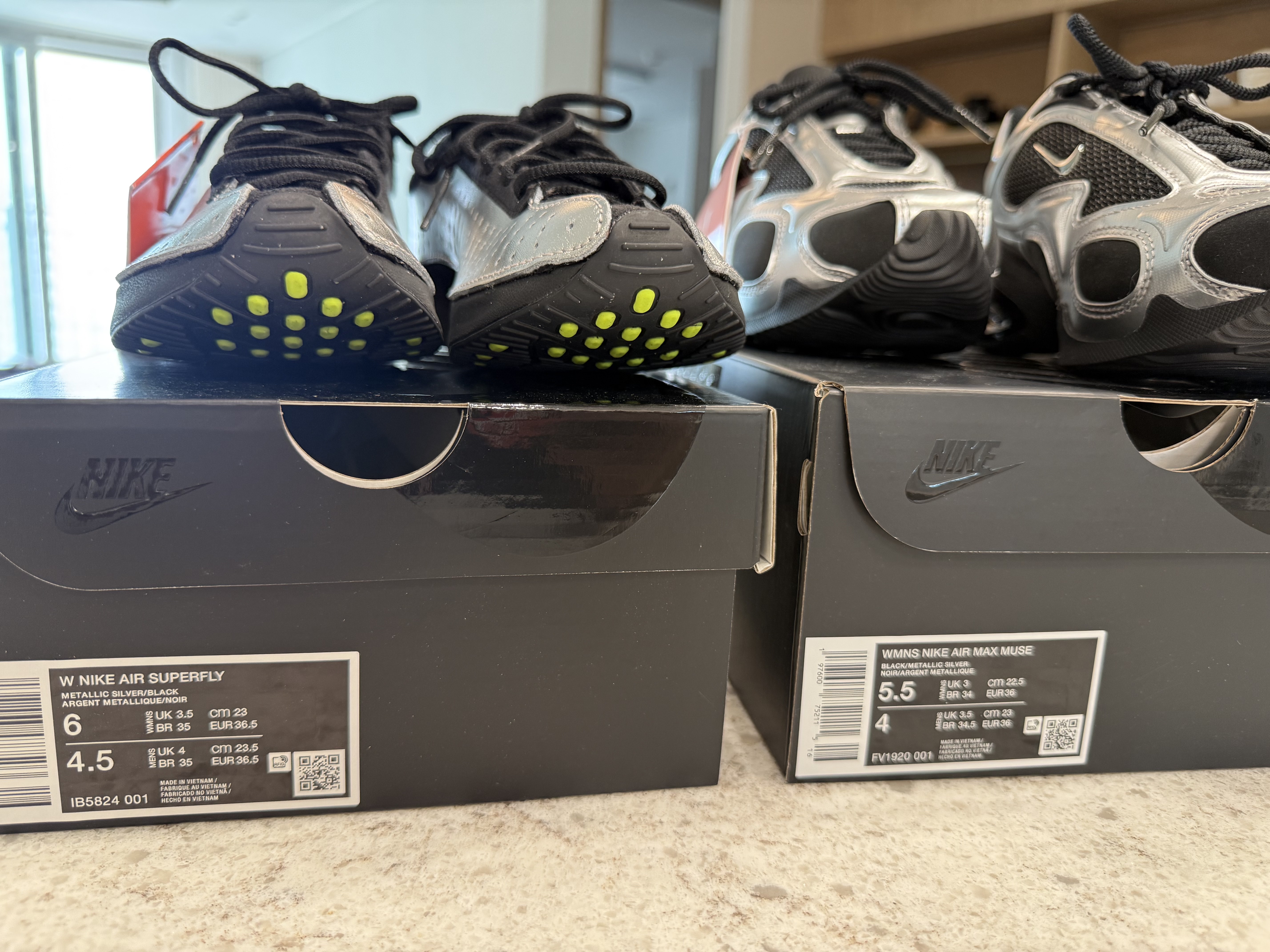 (W) Nike Air Max Muse Black and Metallic Silver, (W) Nike Air Superfly Metallic Silver and Black 착용 스타일 - 6