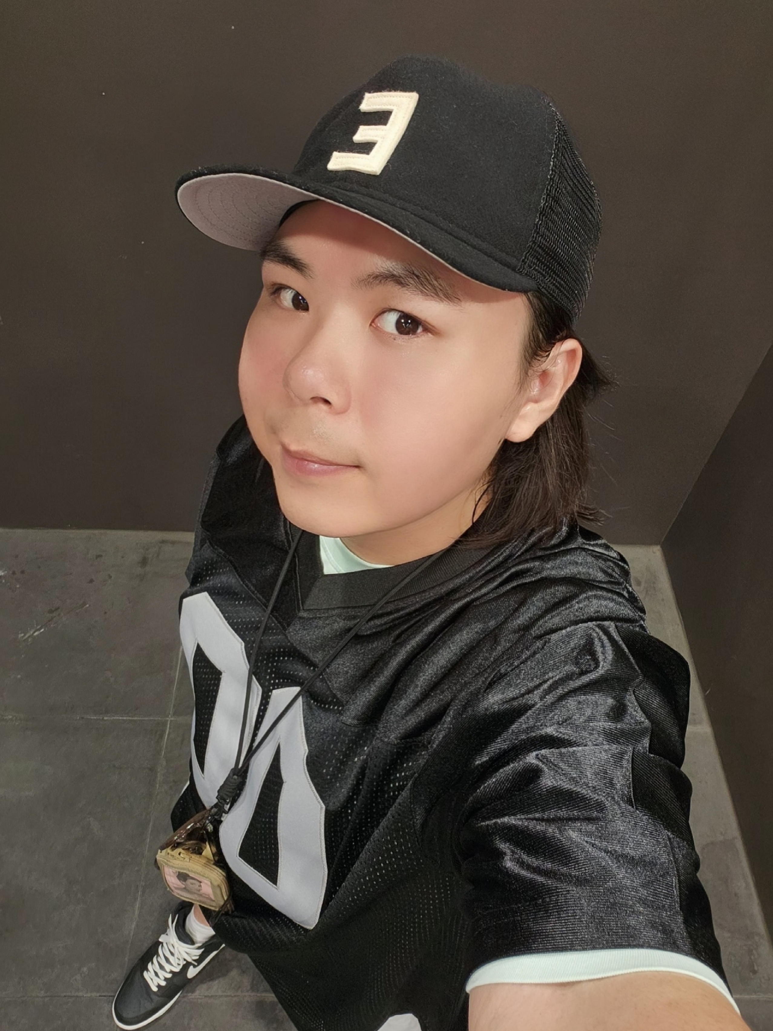 Essentials x New Era E Trucker Cap Black, Human Made Military Card Case Beige 착용 스타일 - 1