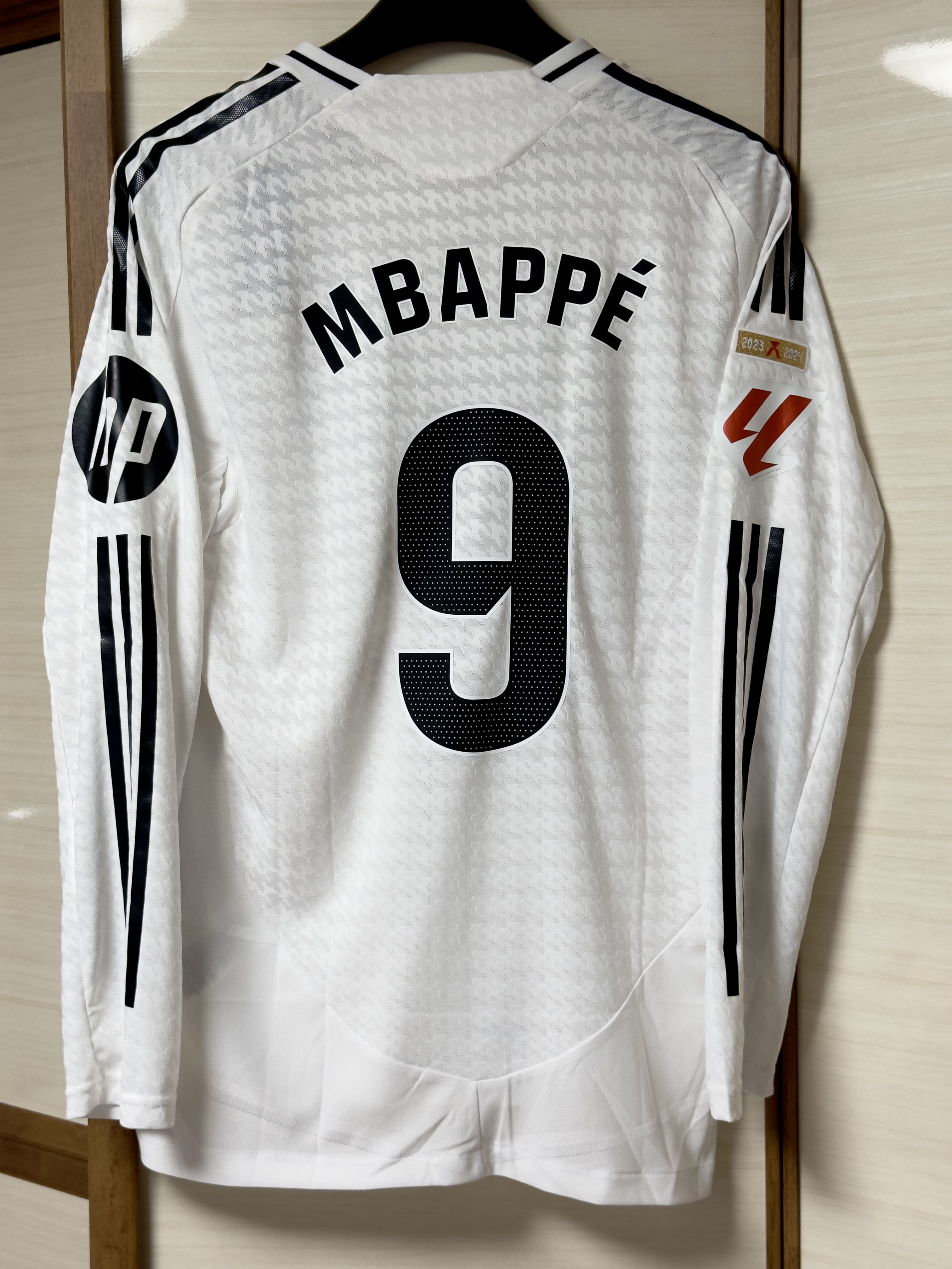 Adidas Real Madrid 2024/25 Home Authentic Long Sleeve Jersey White - US Sizing (Non Marking Ver.) 착용 스타일 - 2