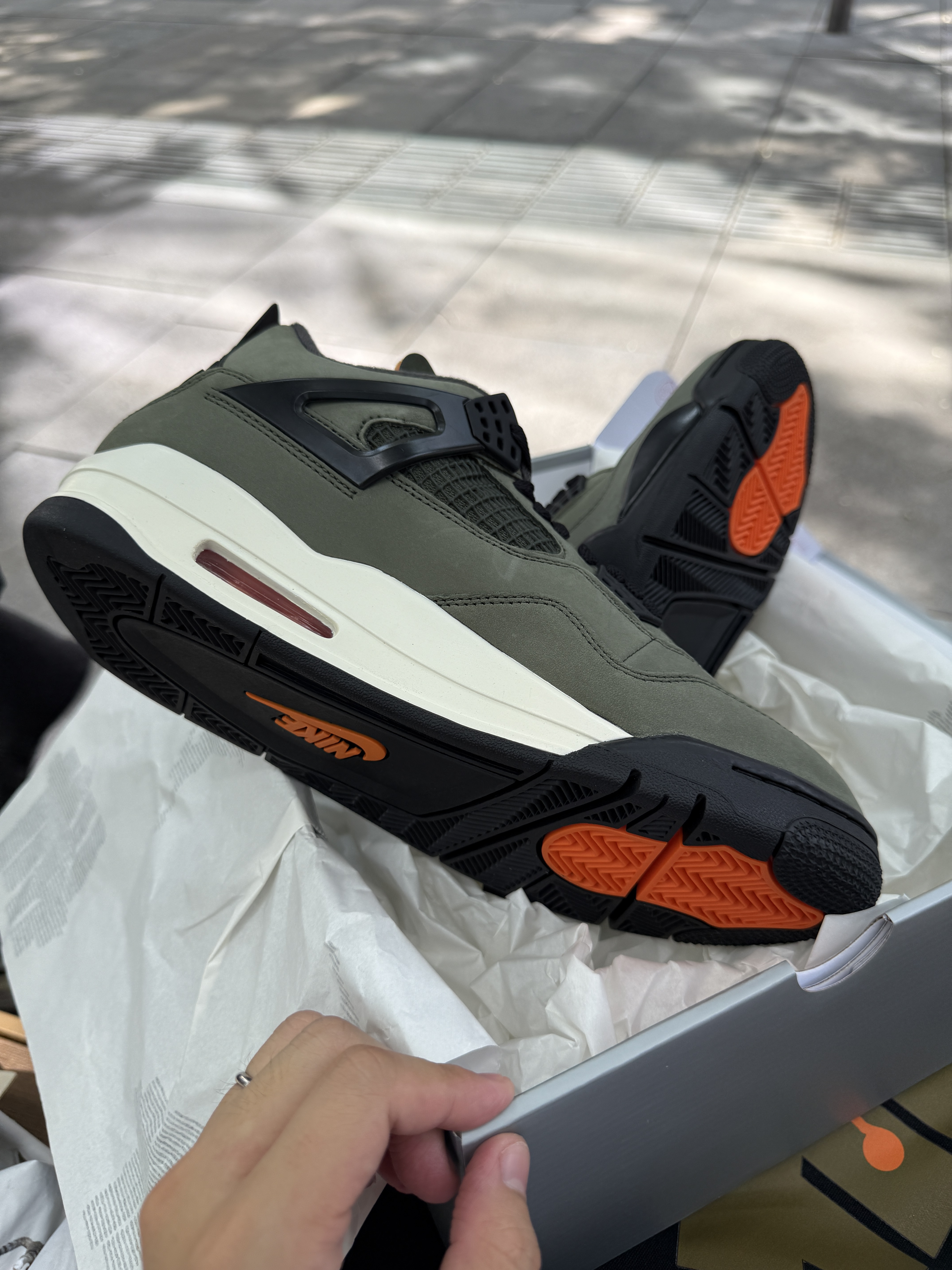 Jordan 4 x Undefeated Retro OG SP Deep Green and Clementine 착용 스타일 - 4