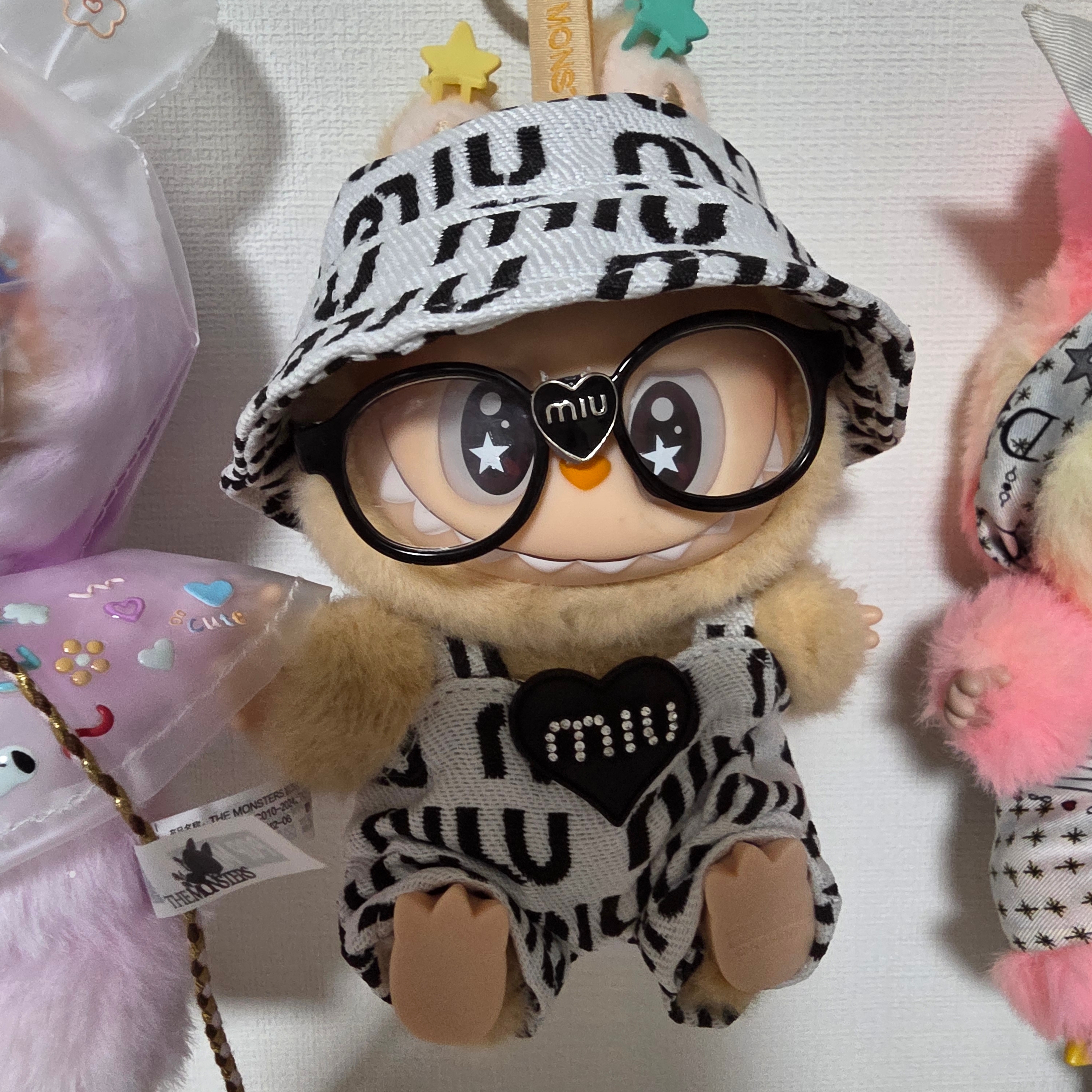 Pop Mart Labubu Let's Play Together Doll Series Sealed Case (1 Blind Box) 착용 스타일