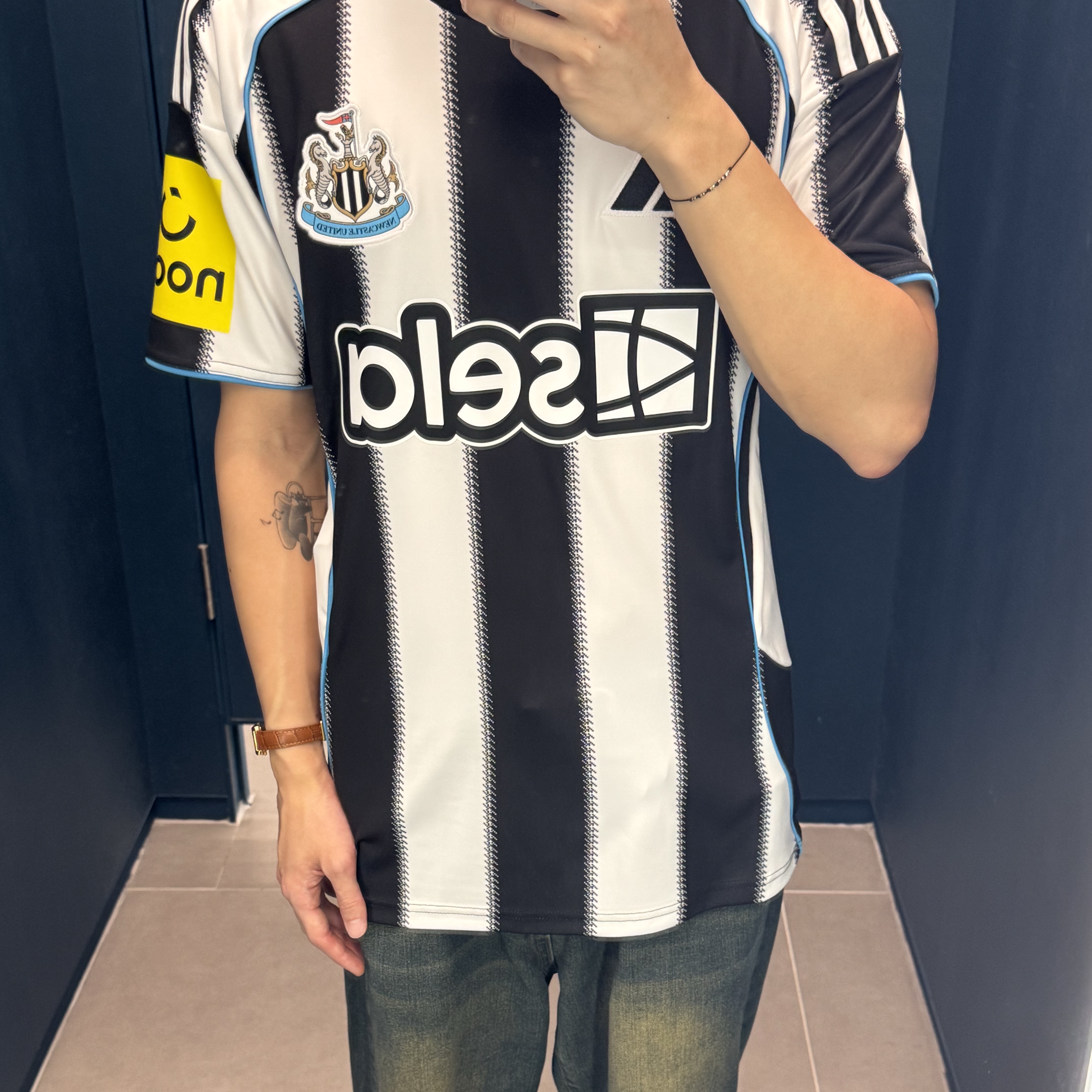 Nike Tottenham Hotspur 2024/25 Dri-Fit Stadium Away Jersey Cobalt Bliss (Non Marking Ver.), Adidas Jeans Core Black Trace Blue 착용 스타일 - 2