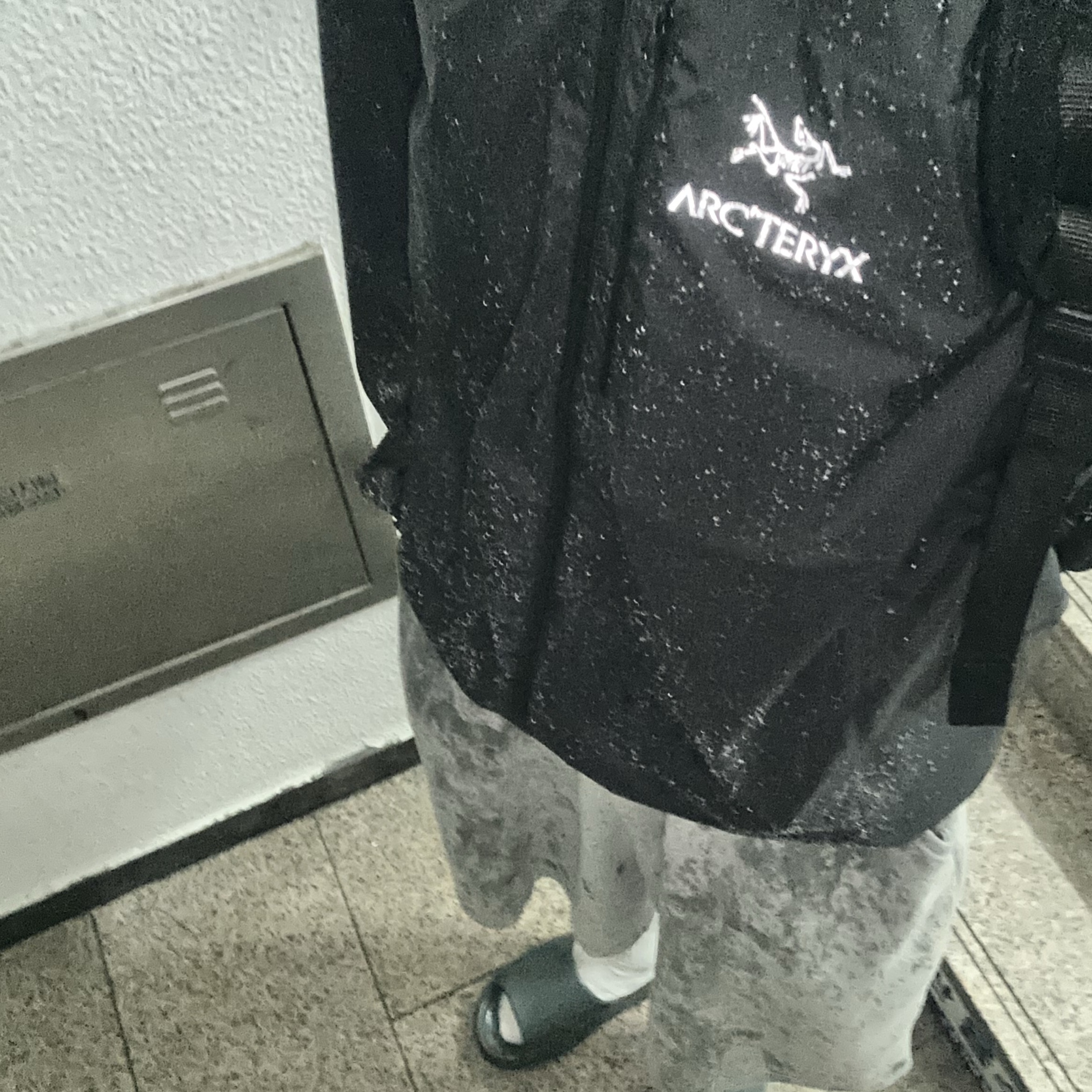 Arc'teryx Squamish Hoody Black, Adidas Yeezy Slide Slate Marine 착용 스타일