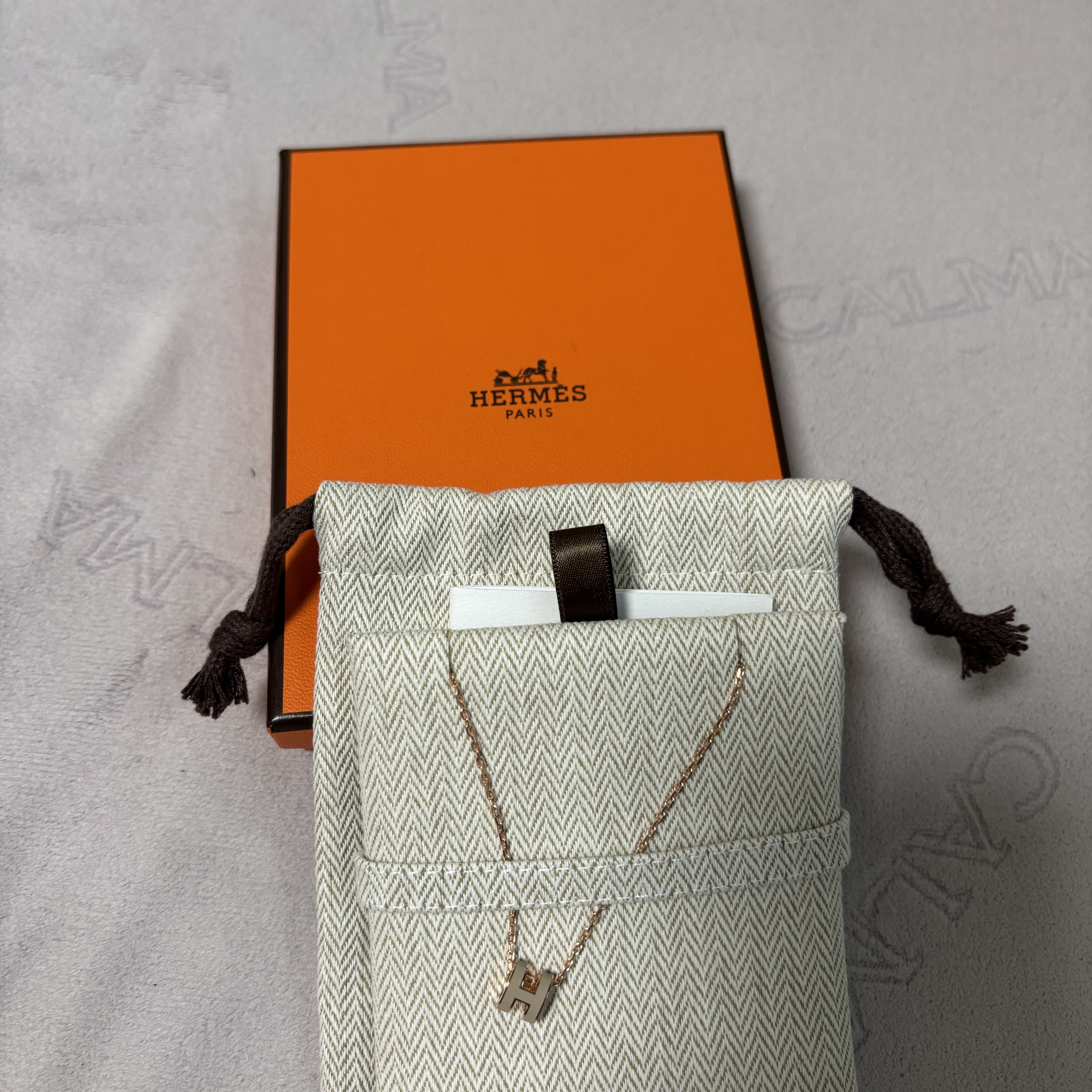 (W) Hermes Mini Pop H Pendant Rose Gold & Marron Glace 착용 스타일 - 3