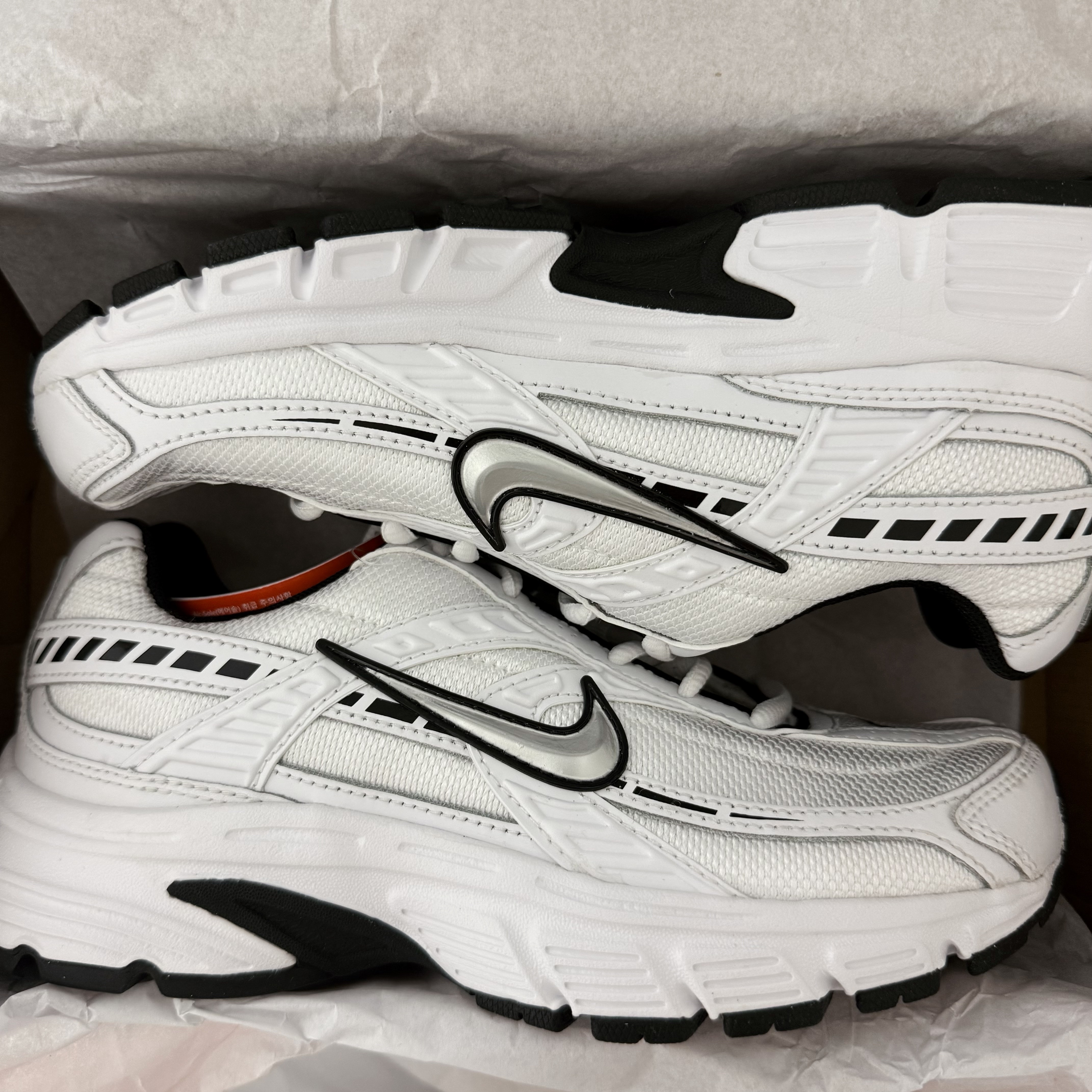 (W) Nike Initiator White Black 착용 스타일