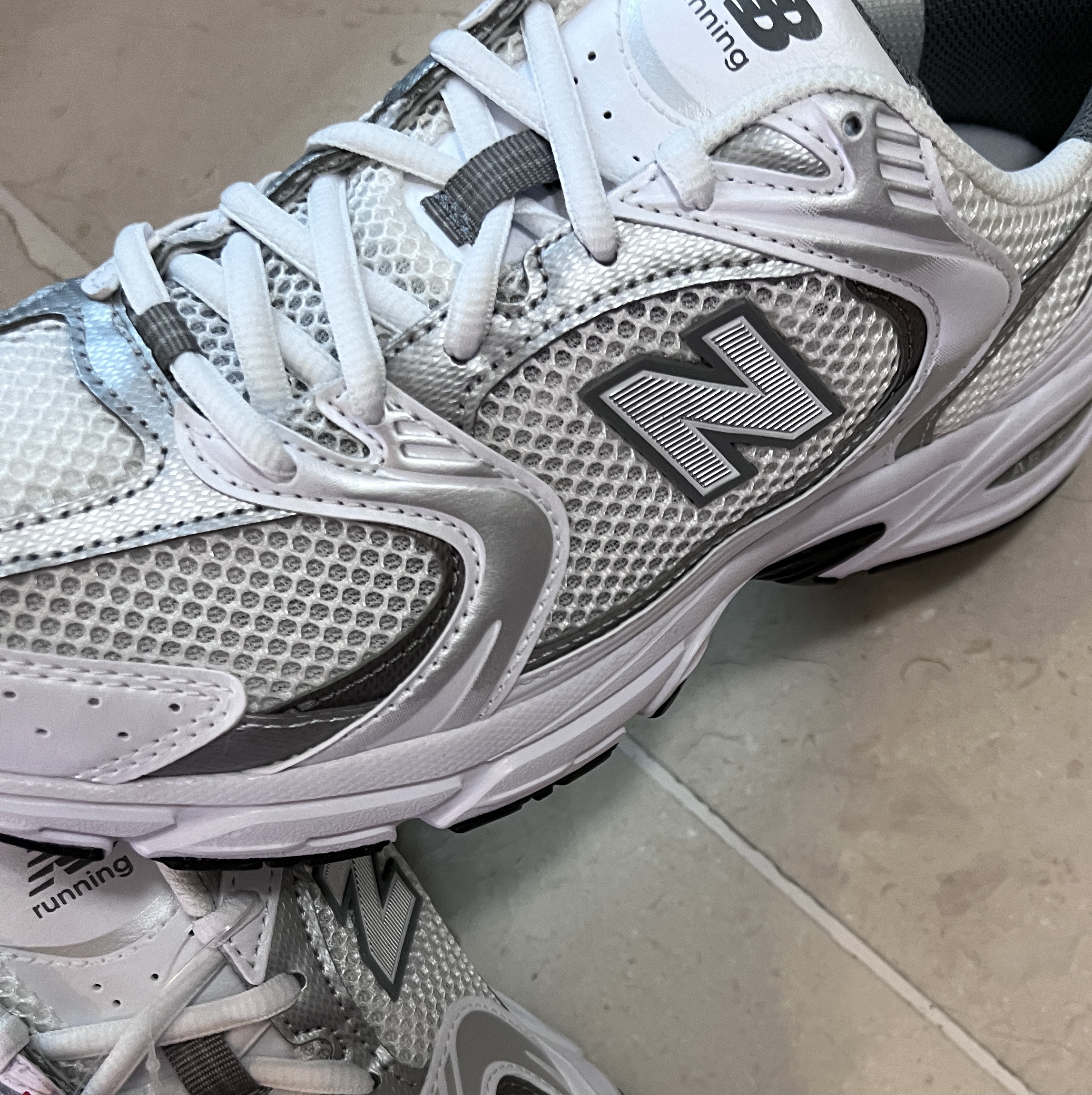 New Balance 530 White Silver 착용 스타일