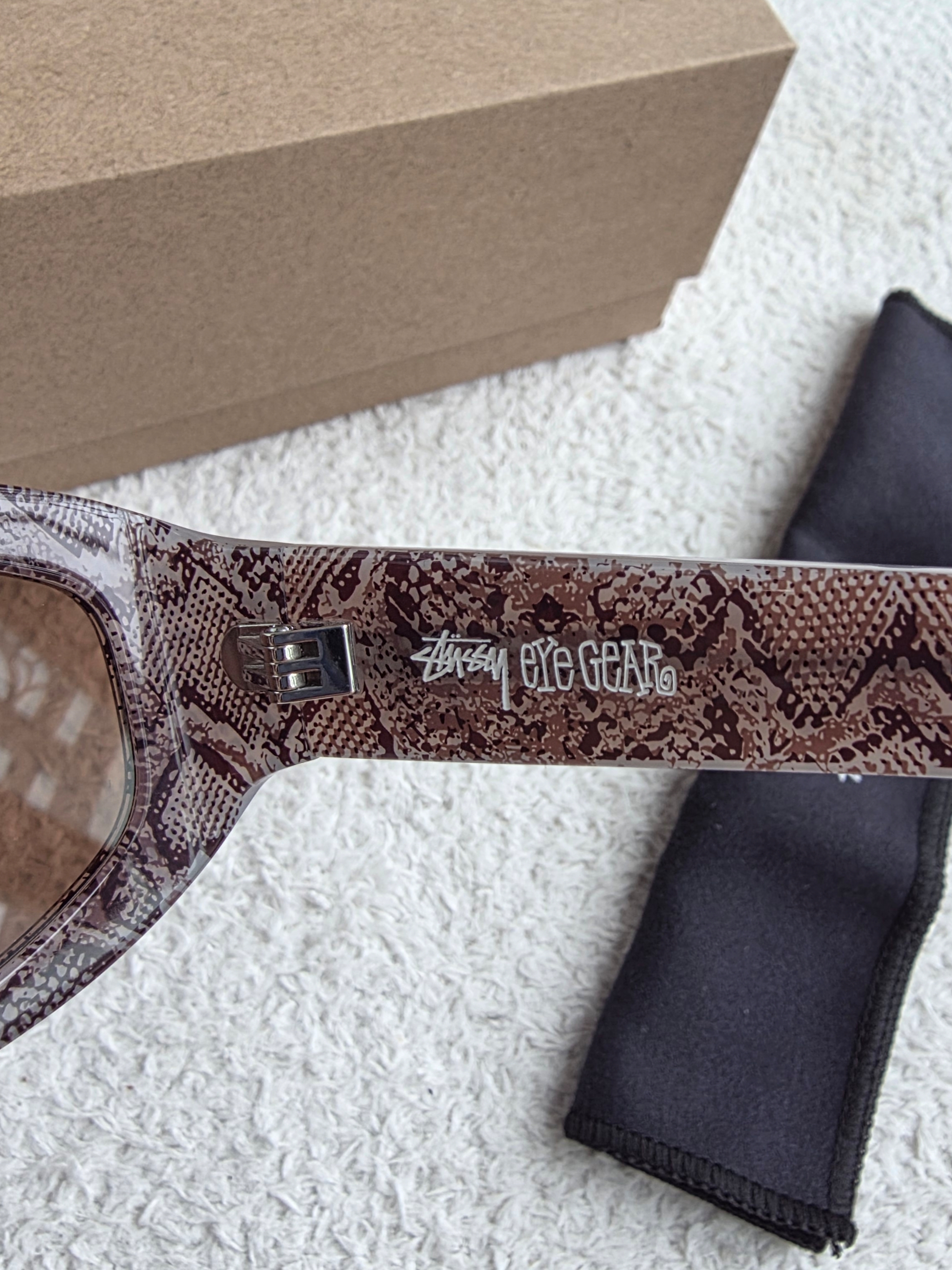 Stussy Landon Sunglasses Snake Skin Brown Lens 착용 스타일 - 3