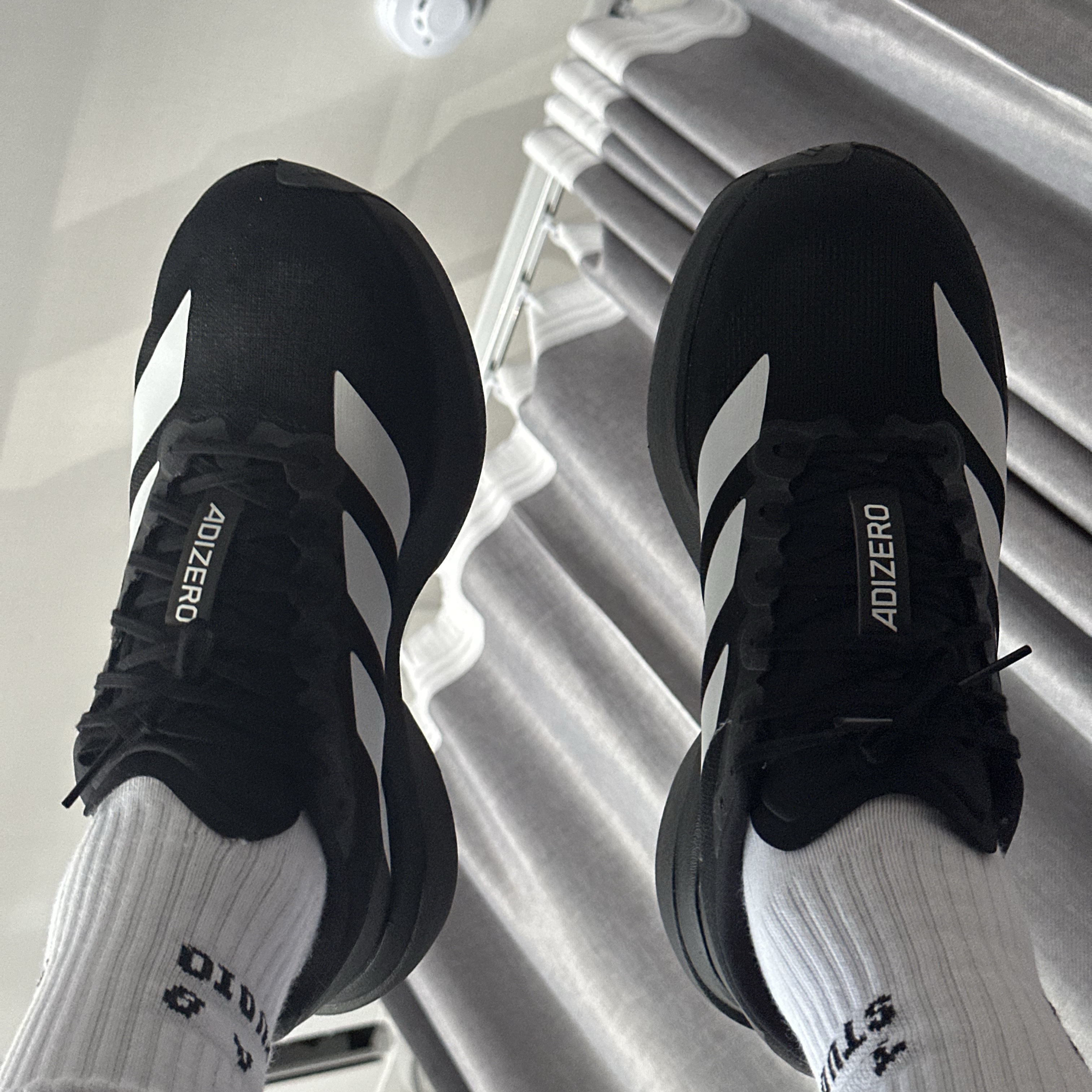 Adidas Adizero EVO SL Core Black Cloud White 착용 스타일 - 2
