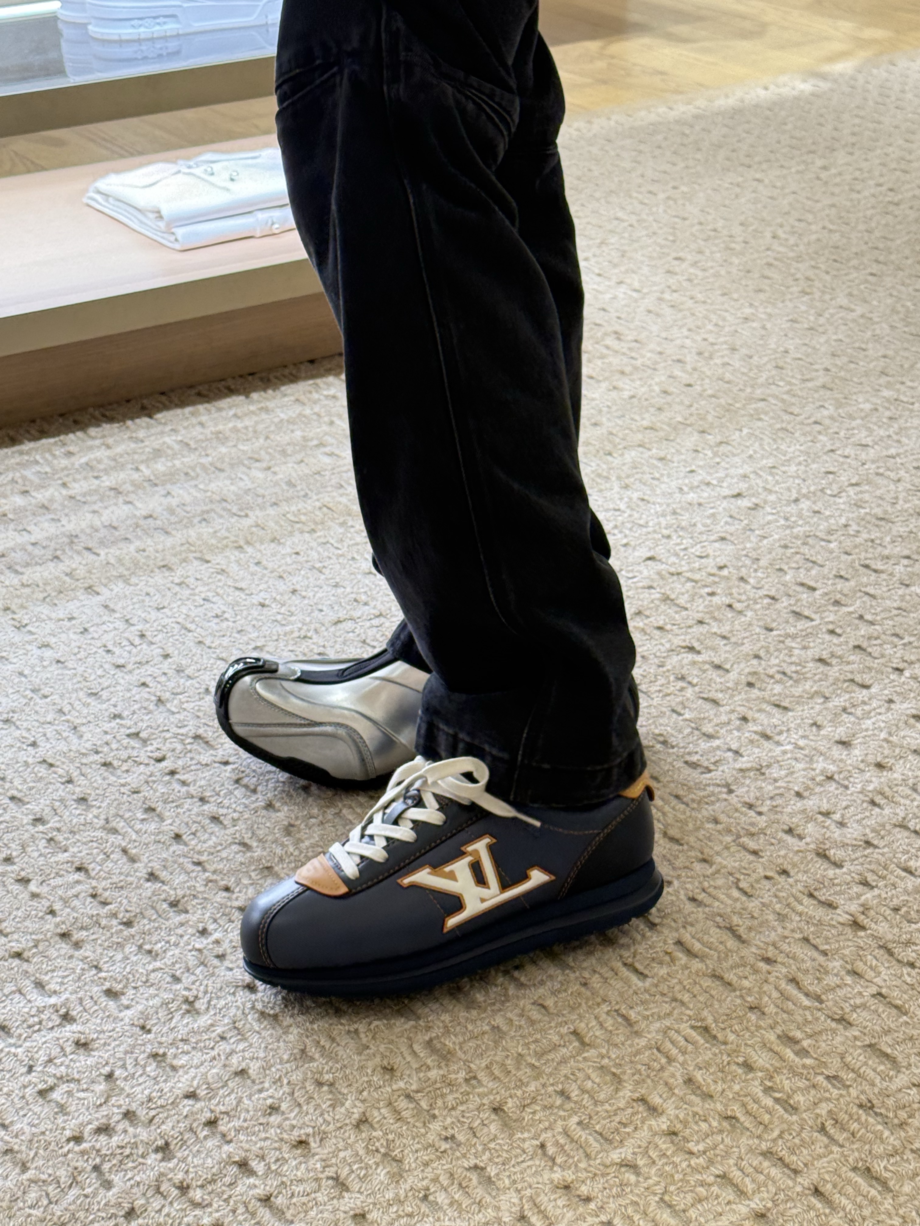 Balenciaga Basketball Sneakers Silver Black, Louis Vuitton LV Buttersoft Sneakers Beige 착용 스타일 - 2