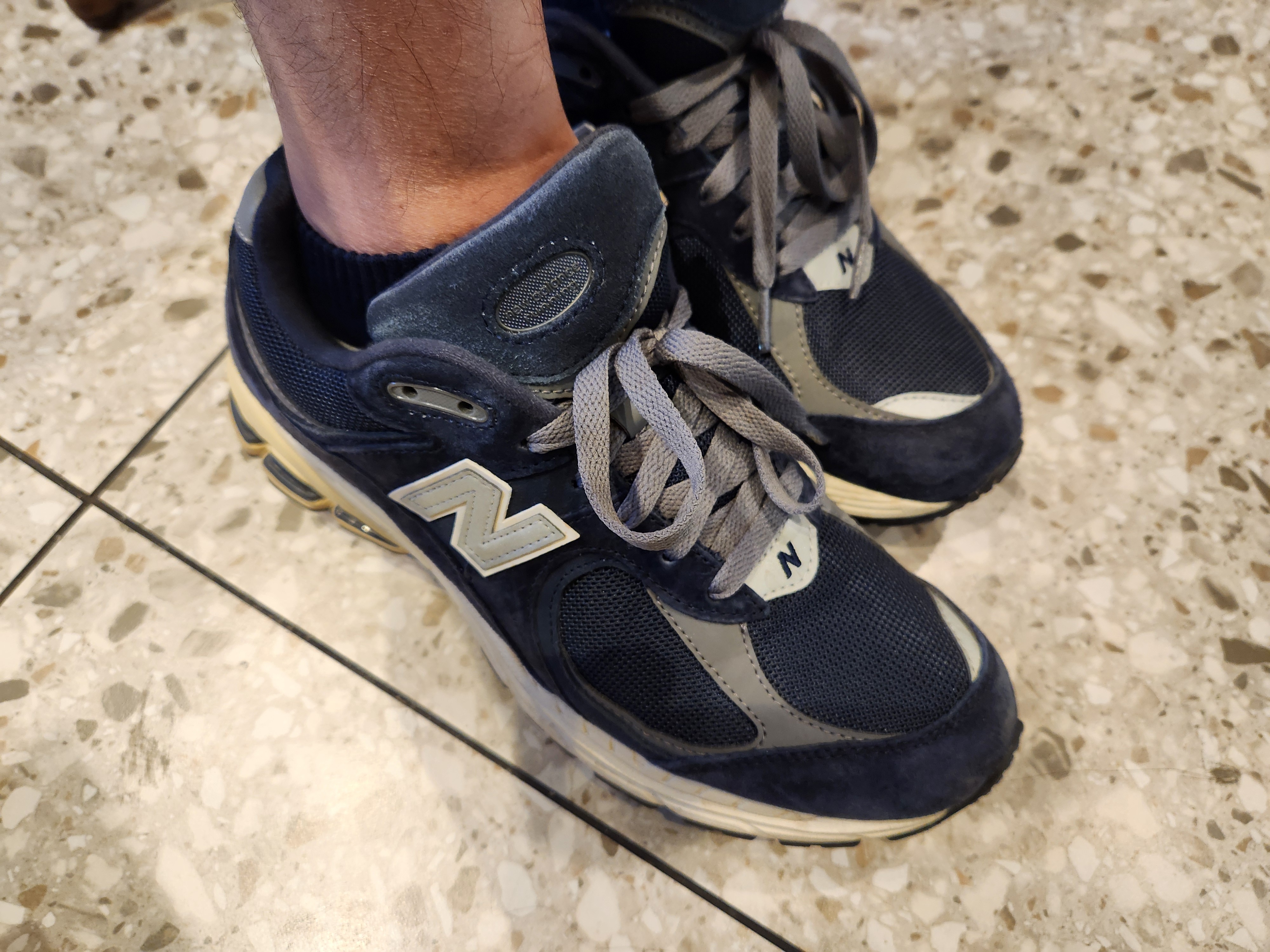 New Balance 2002R Eclipse Castlerock 착용 스타일