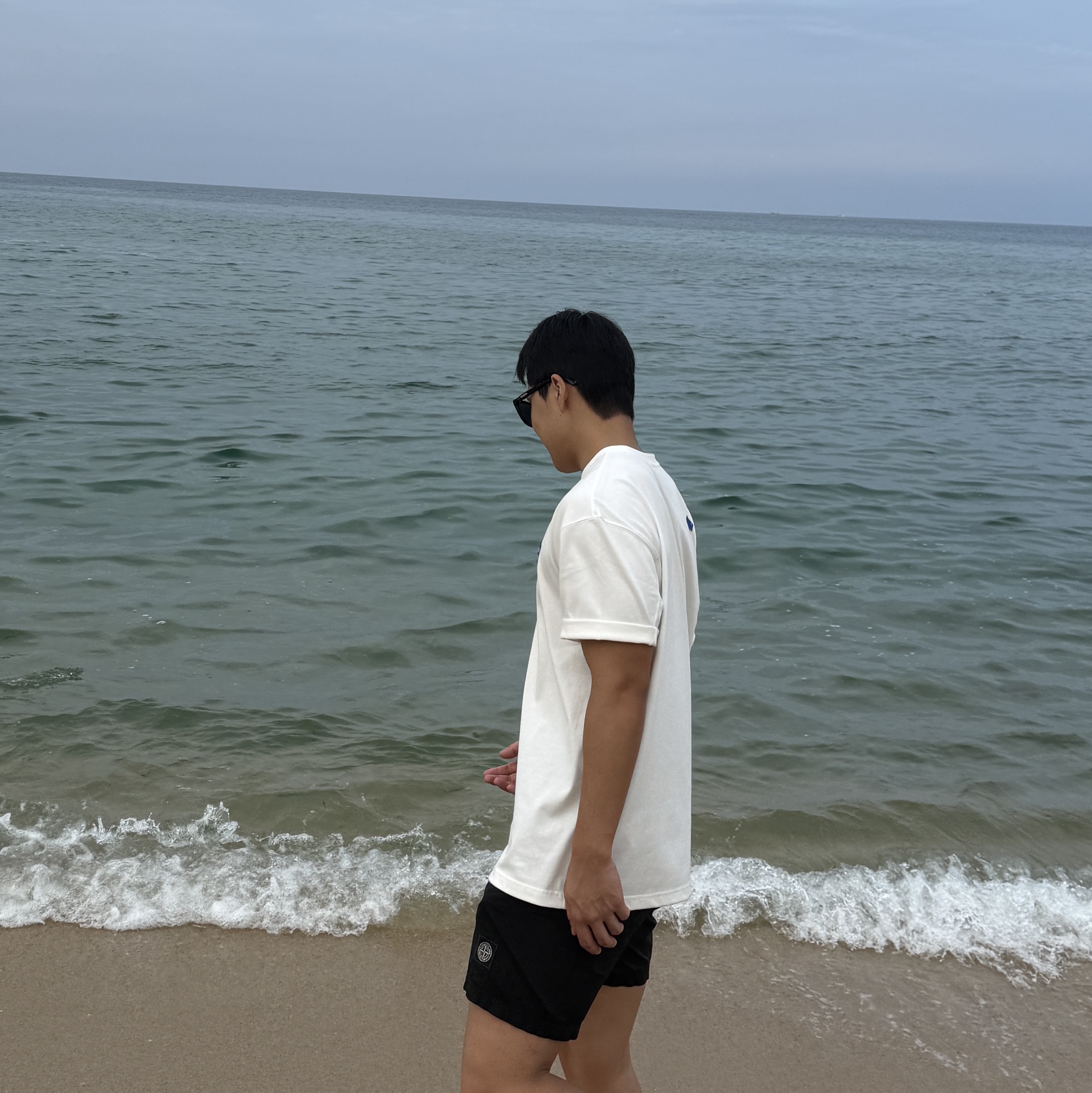 Ader Error Sig; TRS/BL Tag T-Shirt 01 Off White, Stone Island B100009 Nylon Metal in Econyl Pocket Details Regular Fit Swim Trunks Black - 25SS 착용 스타일 - 2