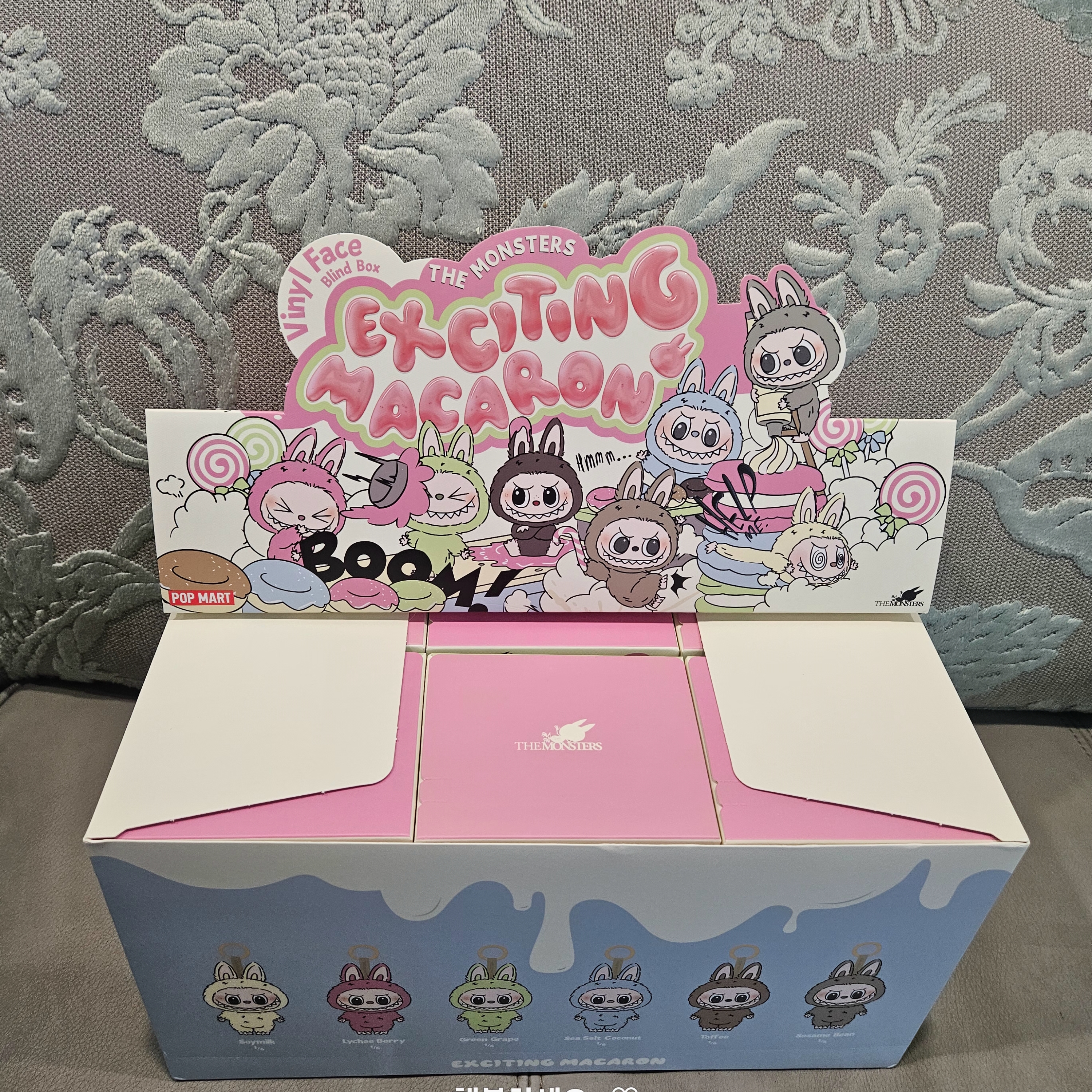 Pop Mart The Monsters Labubu Tasty Macarons Series Sealed Case (6 Blind Boxes) 착용 스타일