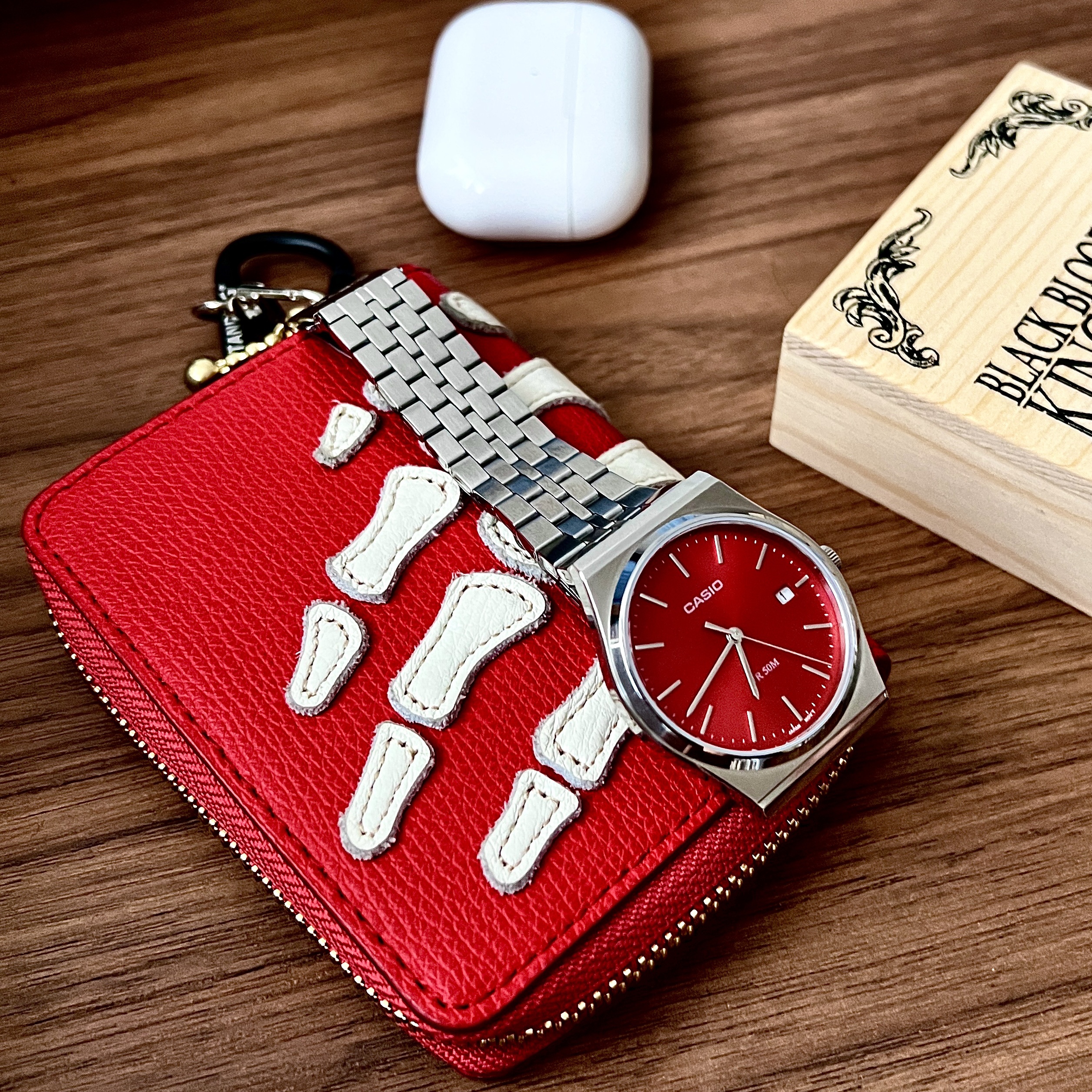 Kapital Thumbs Up Bone Hand Zip Mini Wallet Red, Casio MTP-B145D-4A2V 착용 스타일