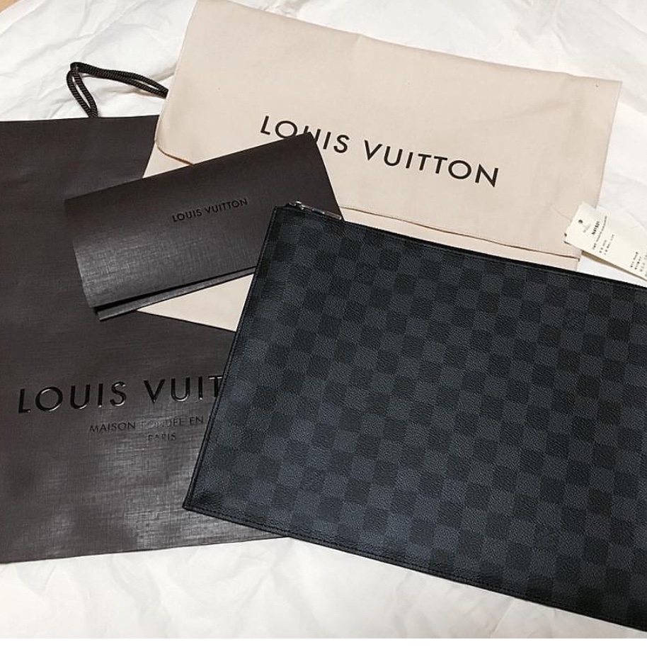 Louis Vuitton Pochette Jour GM Damier Graphite 착용 스타일