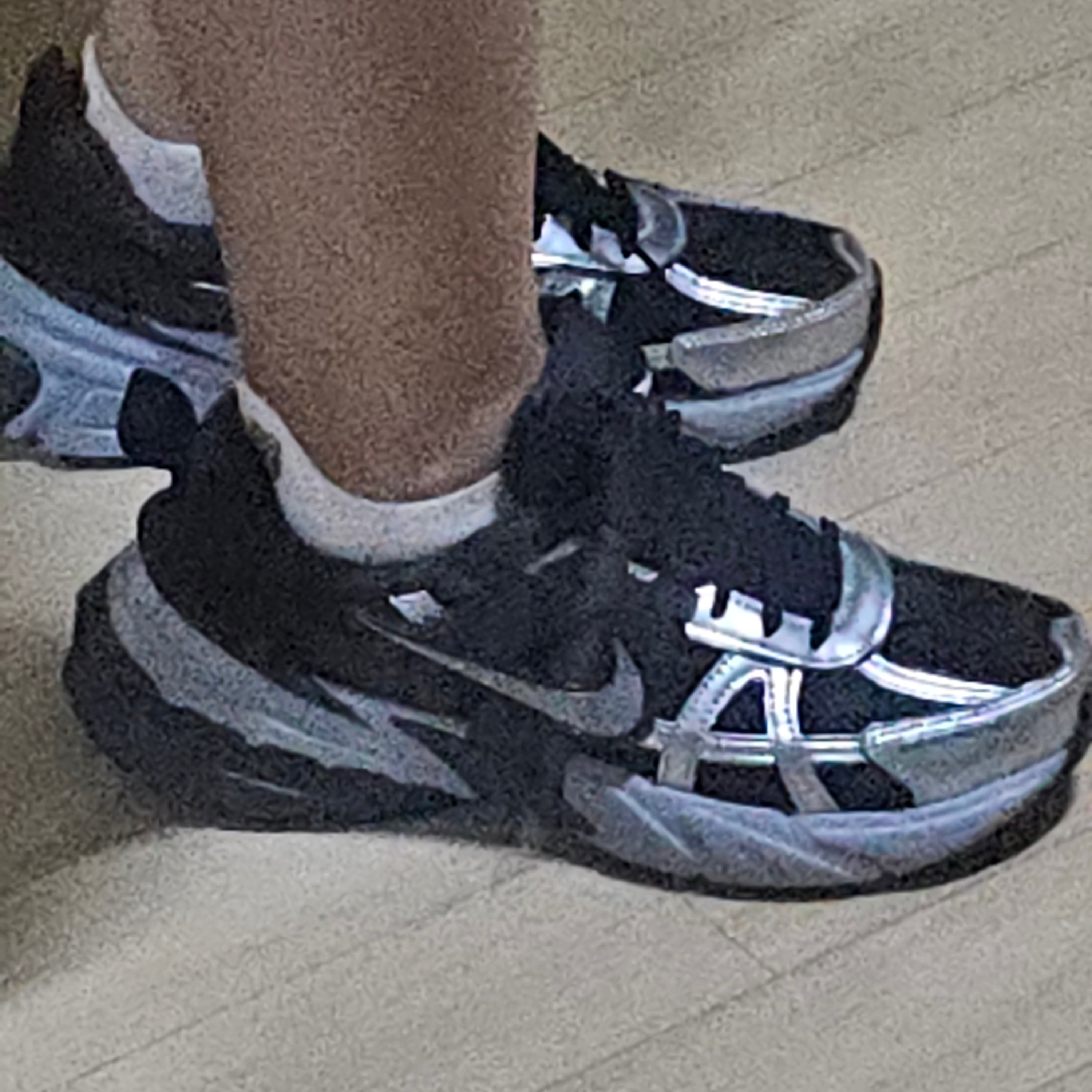 (W) Nike V2K Run Black Dark Smoke Grey 착용 스타일 - 1