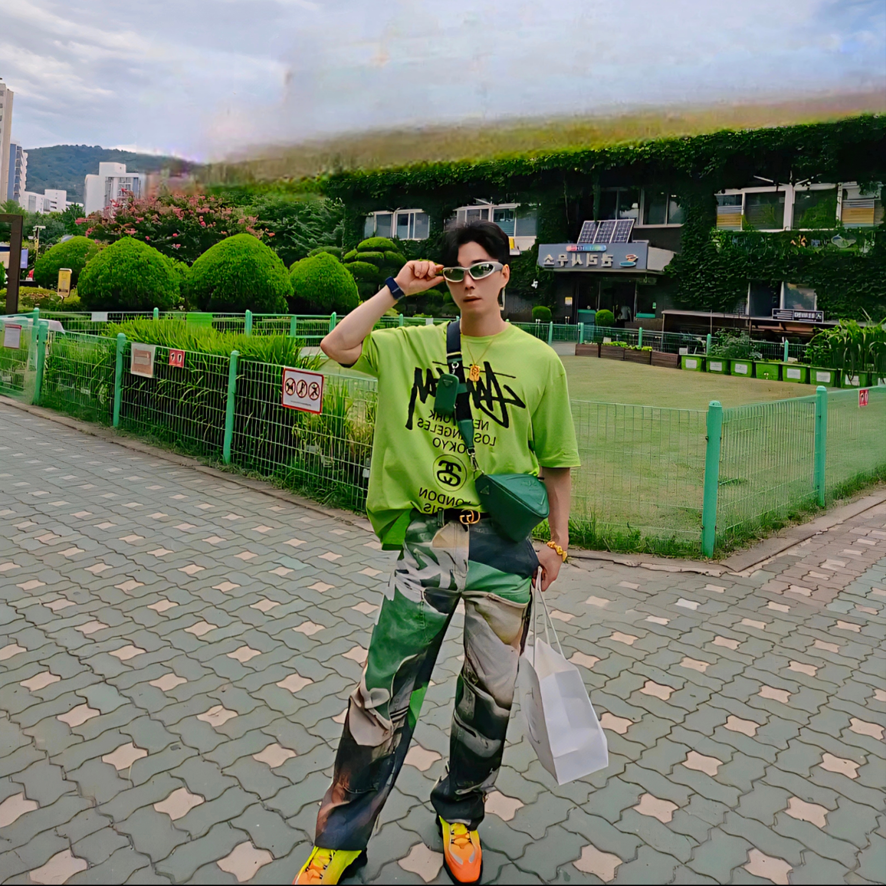 Nike x Martine Rose Shox MR4 Safety Orange, Stussy World Tour T-Shirt Tea 2023 착용 스타일 - 1