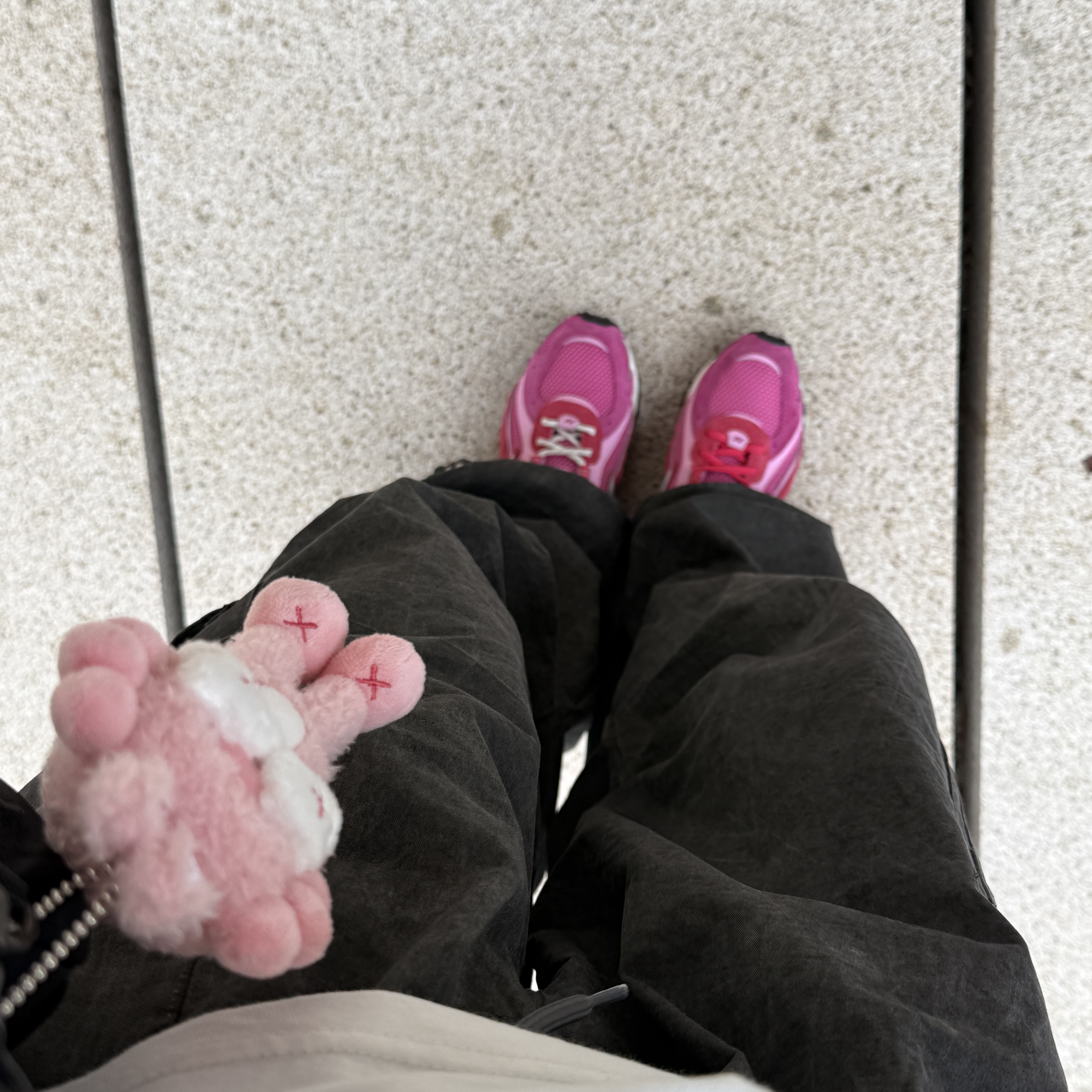 Kaws Holiday Indonesia Plush Charm, New Balance x Kith 204L Pink Silver 착용 스타일