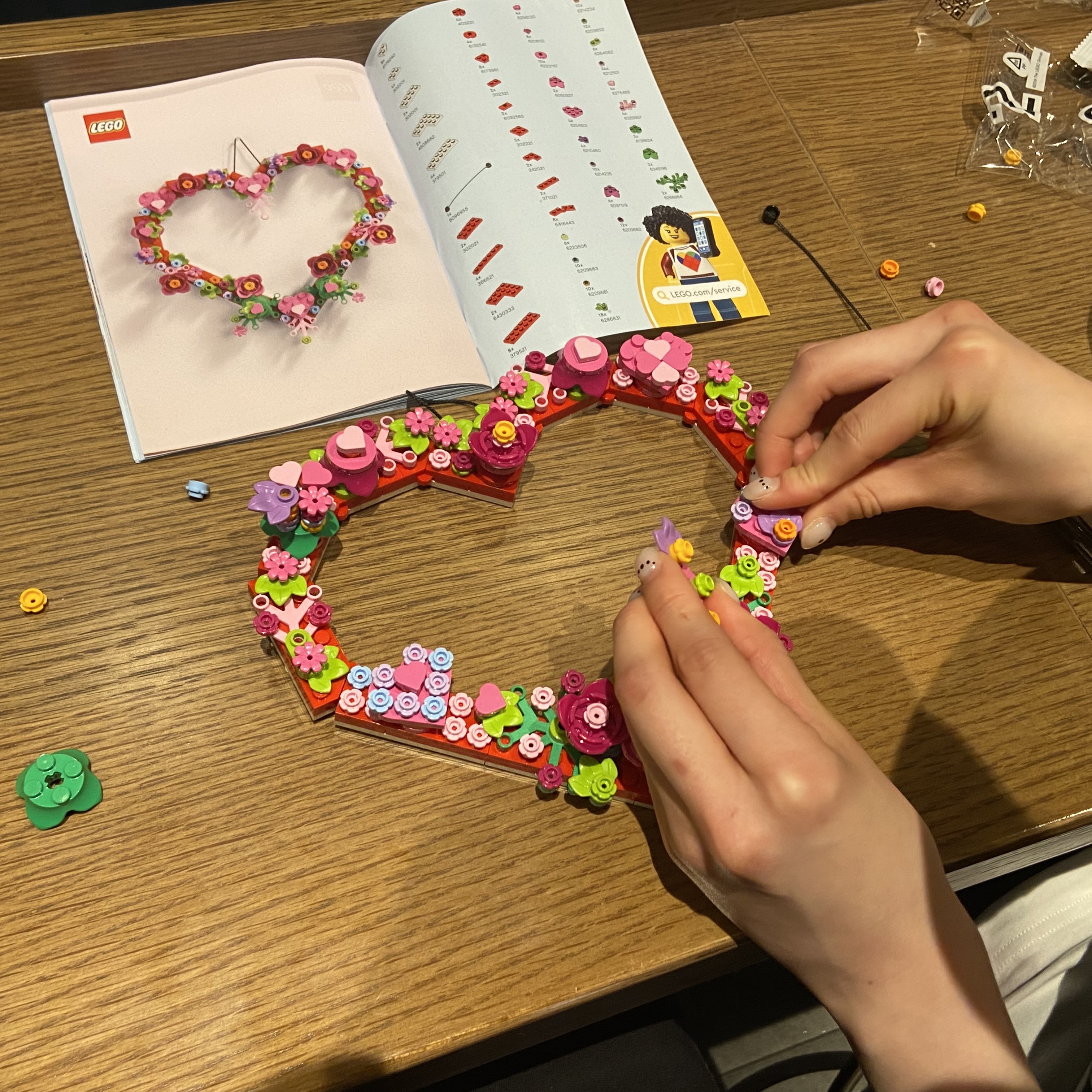 Lego Heart Ornament 착용 스타일