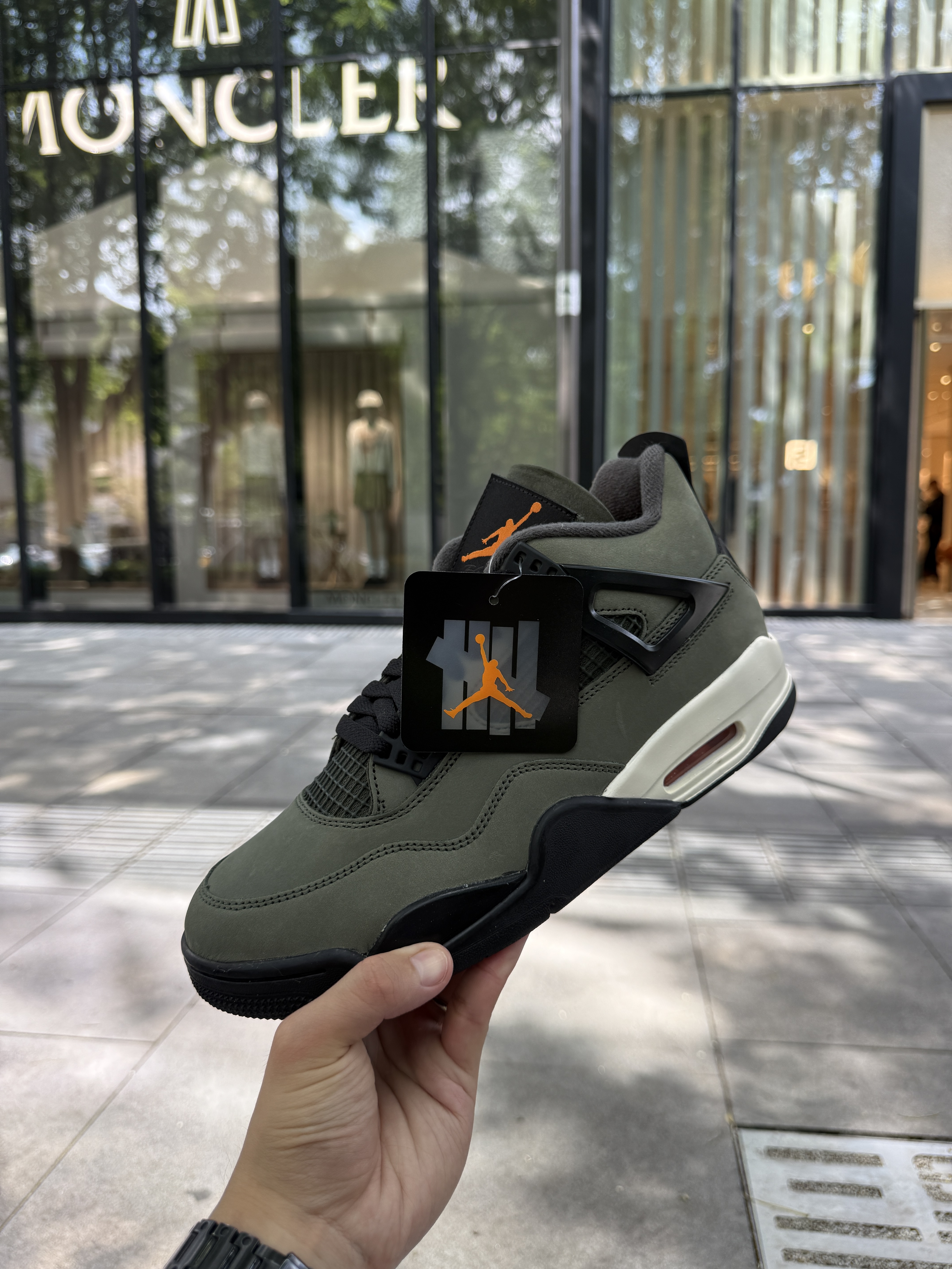 Jordan 4 x Undefeated Retro OG SP Deep Green and Clementine 착용 스타일 - 1