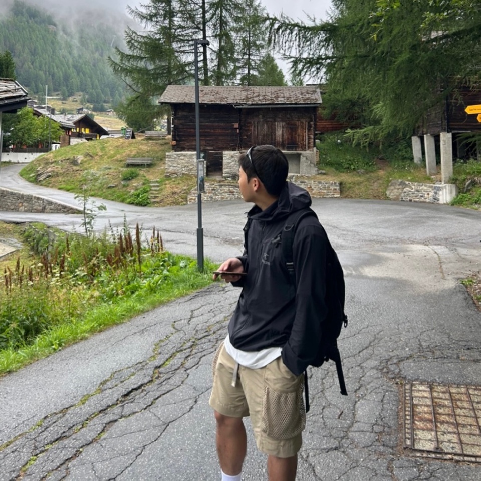 Arc'teryx Squamish Hoody Black, Nike ACG Snowgrass Cargo Shorts Khaki Light Iron Ore - Asia 착용 스타일