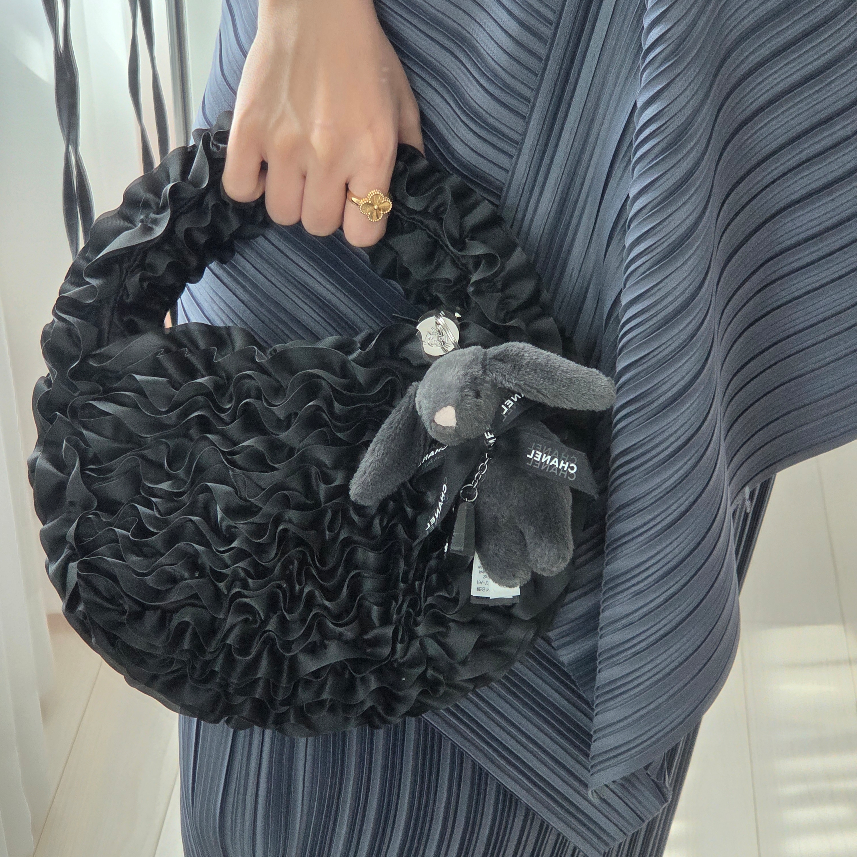 COS Dahlia Micro Bag Black, Jellycat Bashful Bunny Bag Charm Ink 착용 스타일 - 2